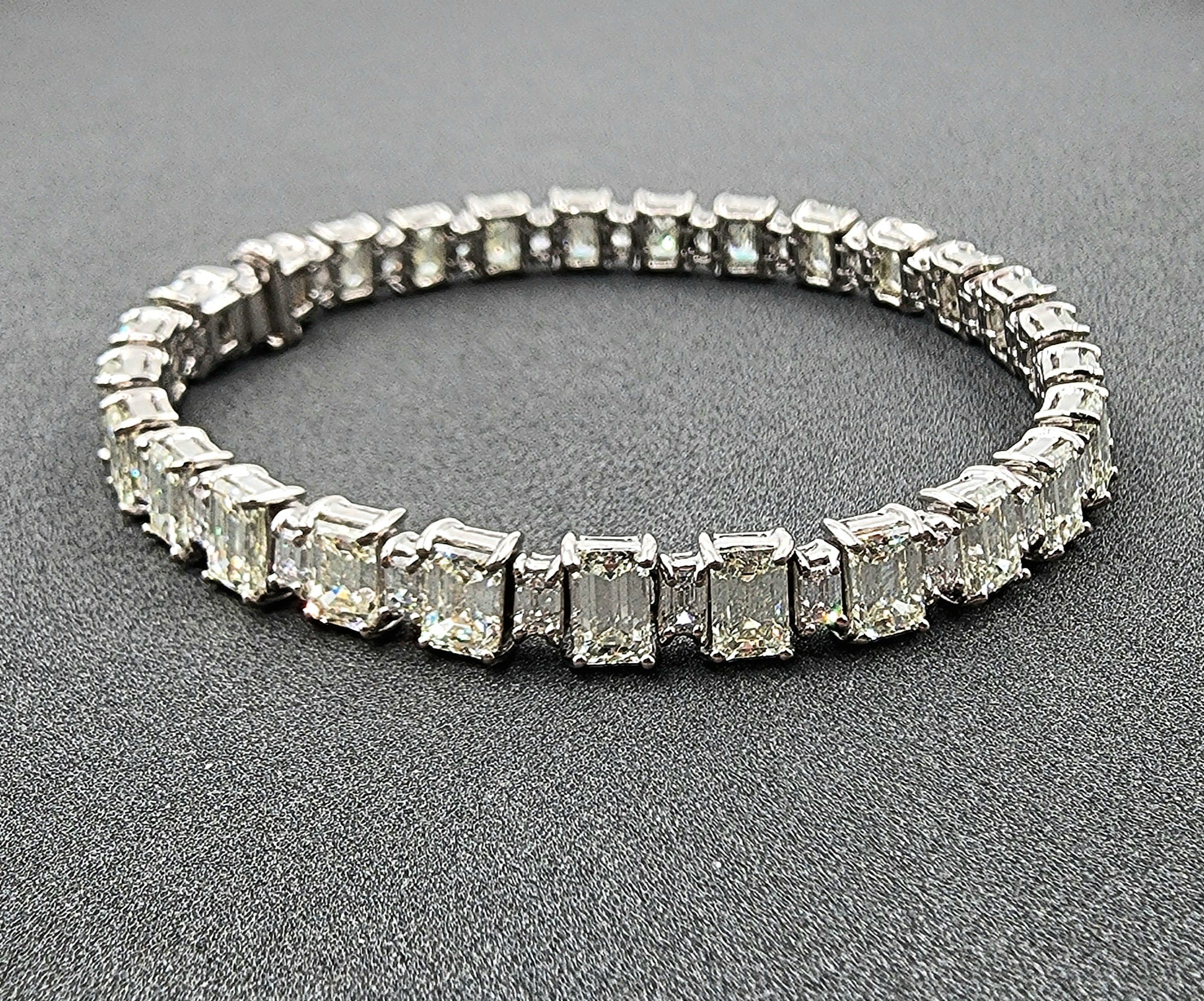 17.55 Karat Smaragdschliff & Baguette-Armband
