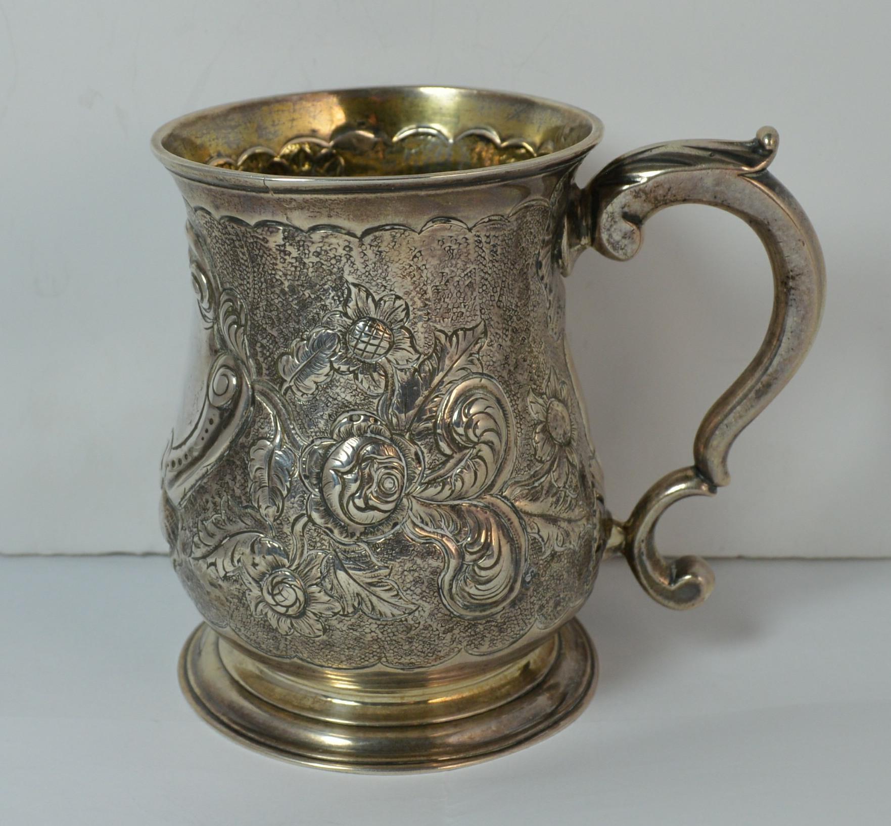 A quality sterling silver early Georgian two handled cup / porringer / bowl.

Finely made, plain, lightly hammered finish, all original.

Hallmarks ; lion, London assay, makers marks, date letter for 1755

Size ; 72mm diameter top, 96mm tall

Weight