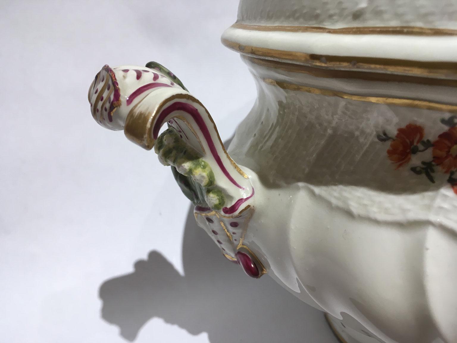 1755 Meissen Porcelain Ciotola o centrotavola con decorazione floreale in vendita 2