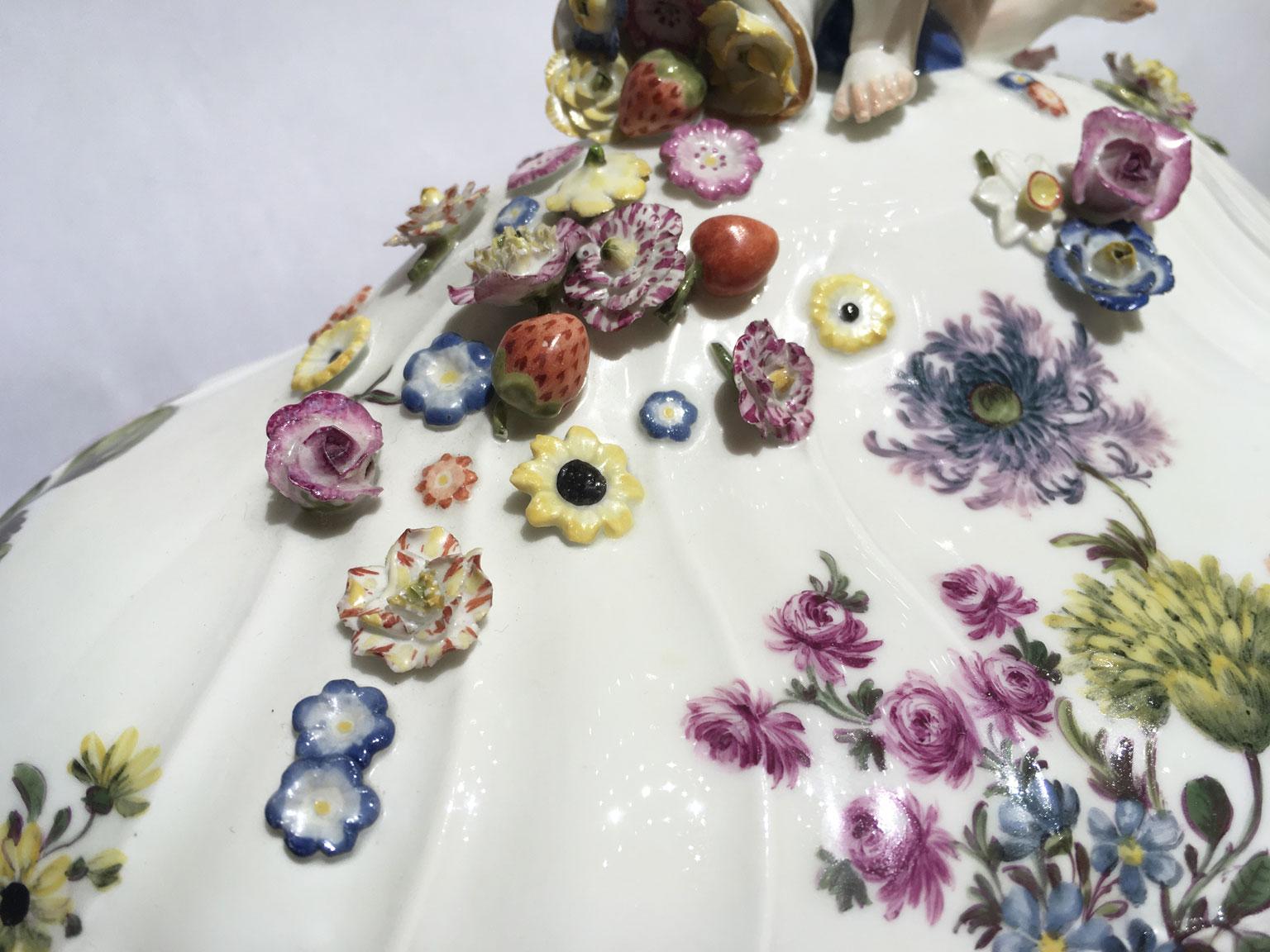 1755 Meissen Porcelain Ciotola o centrotavola con decorazione floreale in vendita 3