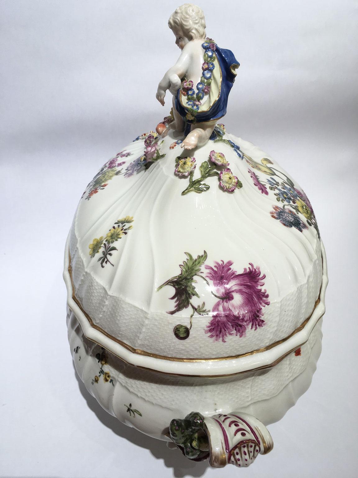 1755 Meissen Porcelain Ciotola o centrotavola con decorazione floreale in vendita 4