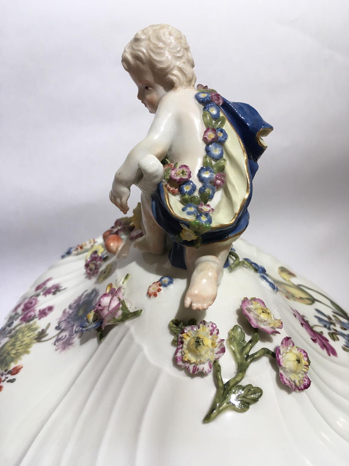 1755 Meissen Porcelain Soup Bowl or Center Piece with Flower Decor (bol à soupe ou pièce centrale en porcelaine de Meissen avec décor de fleurs) en vente 5