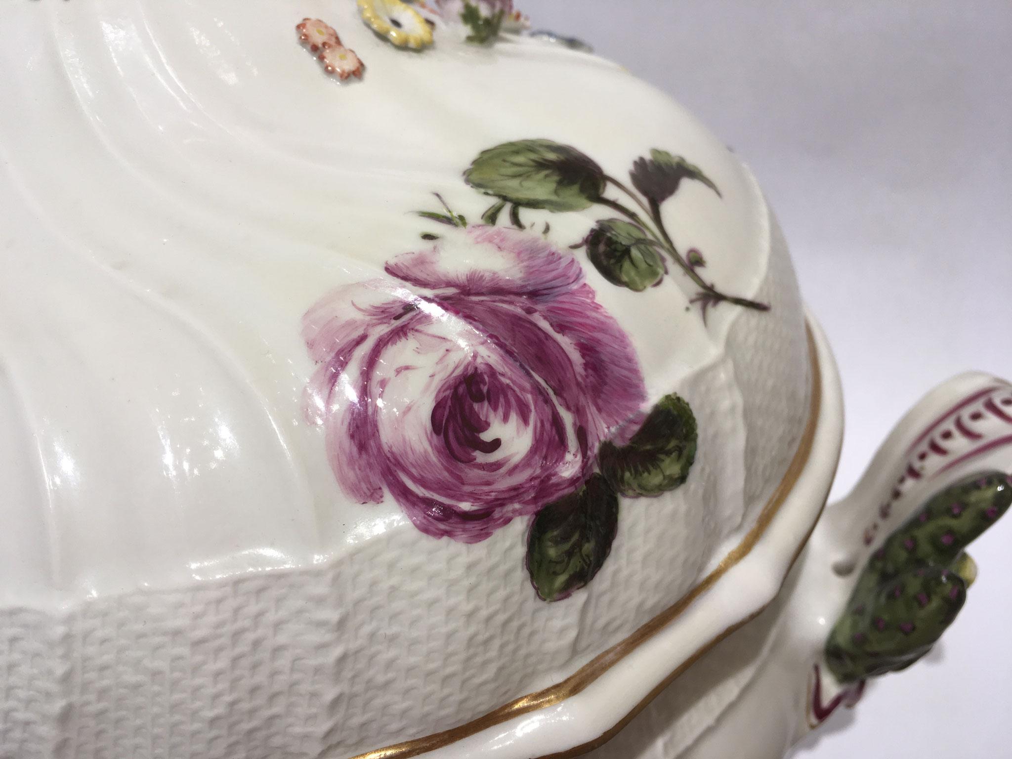 1755 Meissen Porcelain Ciotola o centrotavola con decorazione floreale in vendita 9