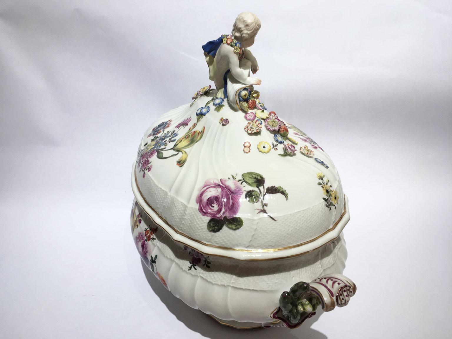 1755 Meissen Porcelain Ciotola o centrotavola con decorazione floreale in vendita 11