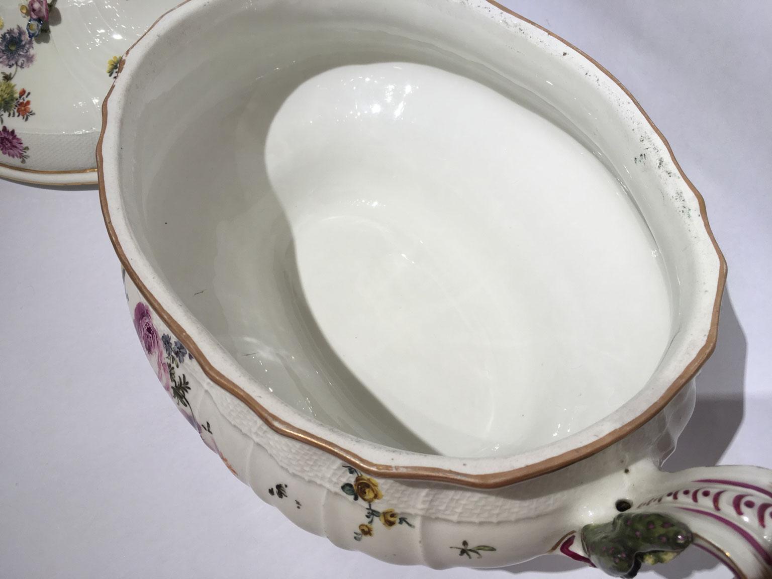 1755 Meissen Porcelain Ciotola o centrotavola con decorazione floreale in vendita 12