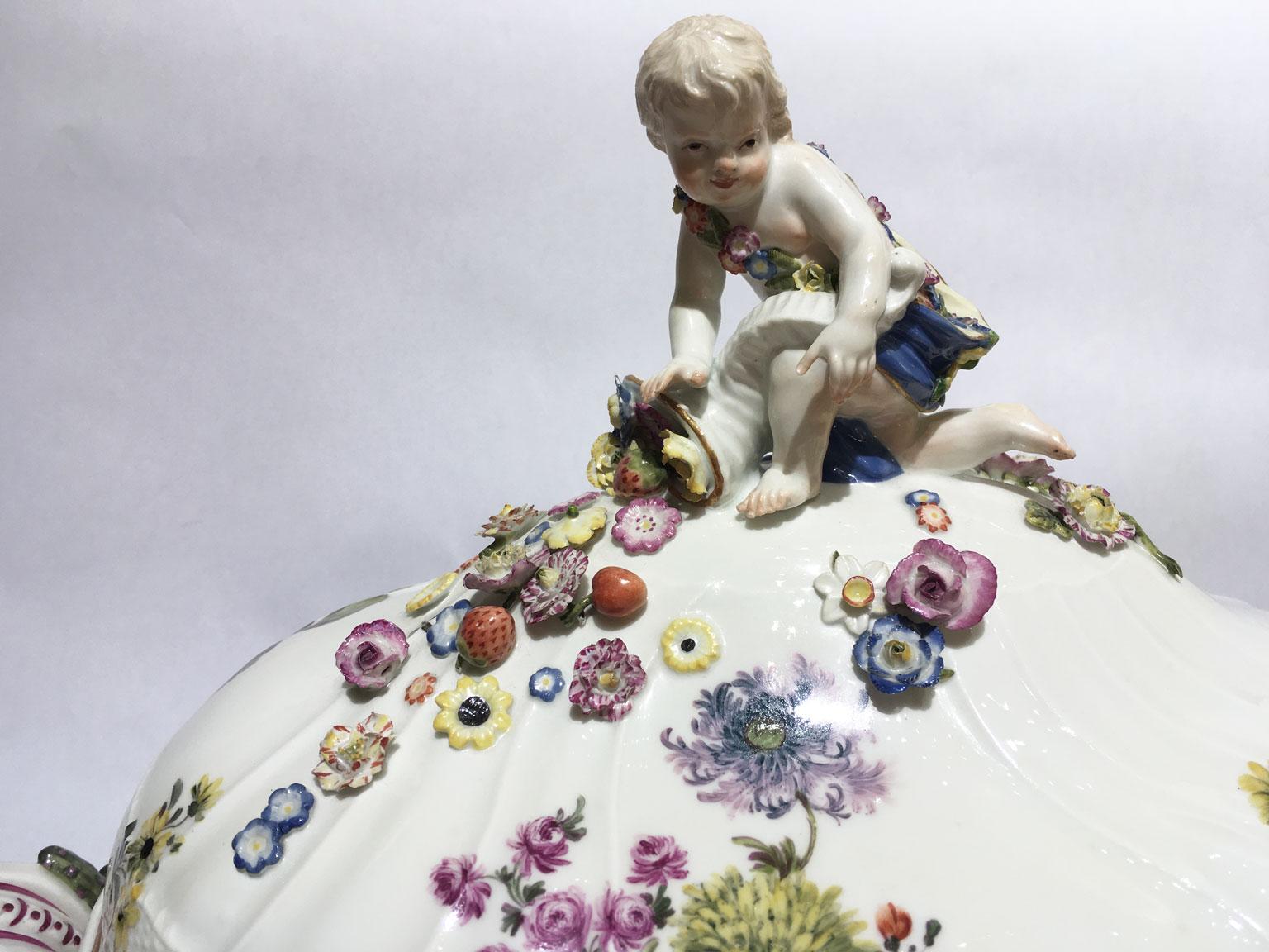 Barocco 1755 Meissen Porcelain Ciotola o centrotavola con decorazione floreale in vendita