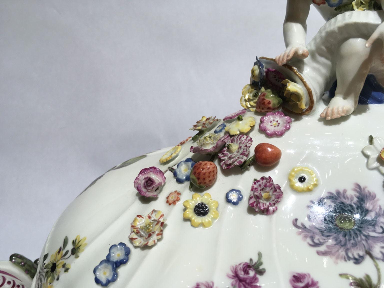 Tedesco 1755 Meissen Porcelain Ciotola o centrotavola con decorazione floreale in vendita