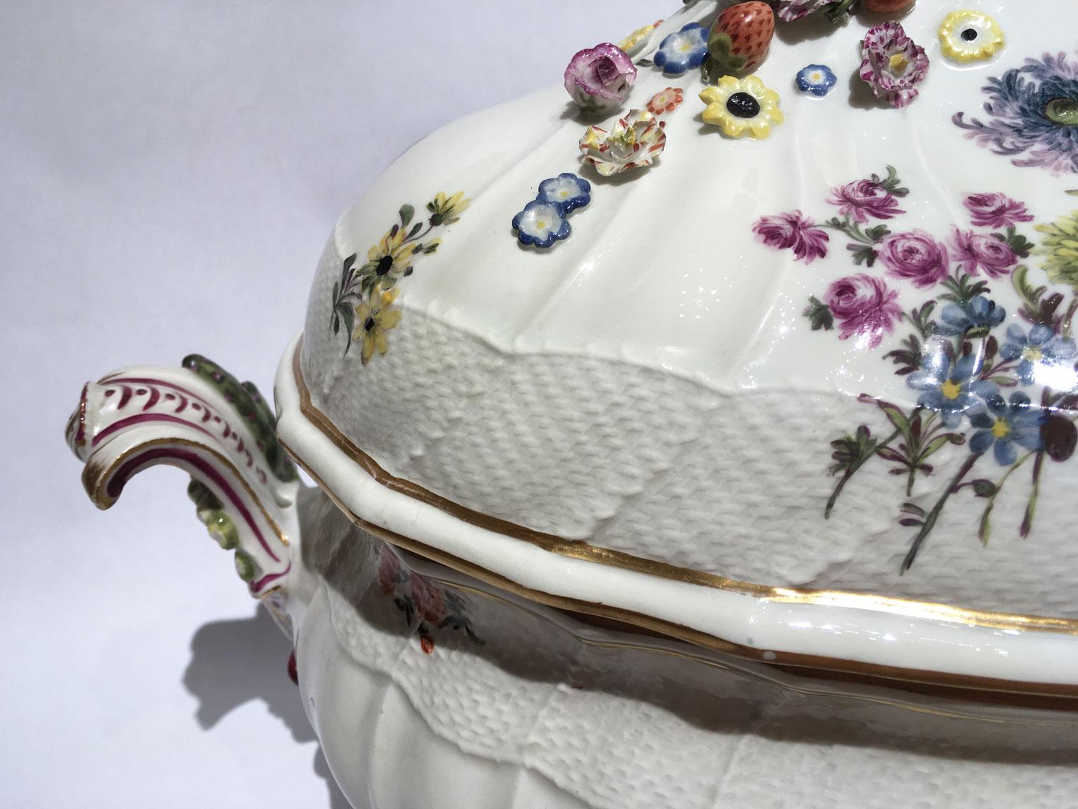 Fatto a mano 1755 Meissen Porcelain Ciotola o centrotavola con decorazione floreale in vendita