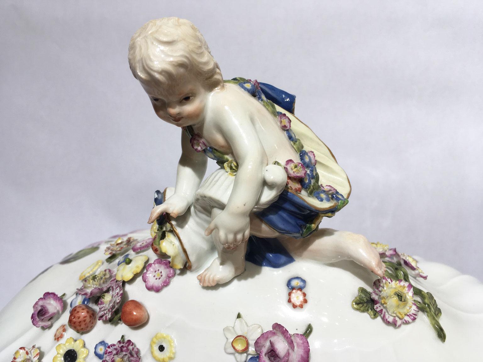 1755 Meissen Porcelain Ciotola o centrotavola con decorazione floreale In condizioni buone in vendita a Brescia, IT