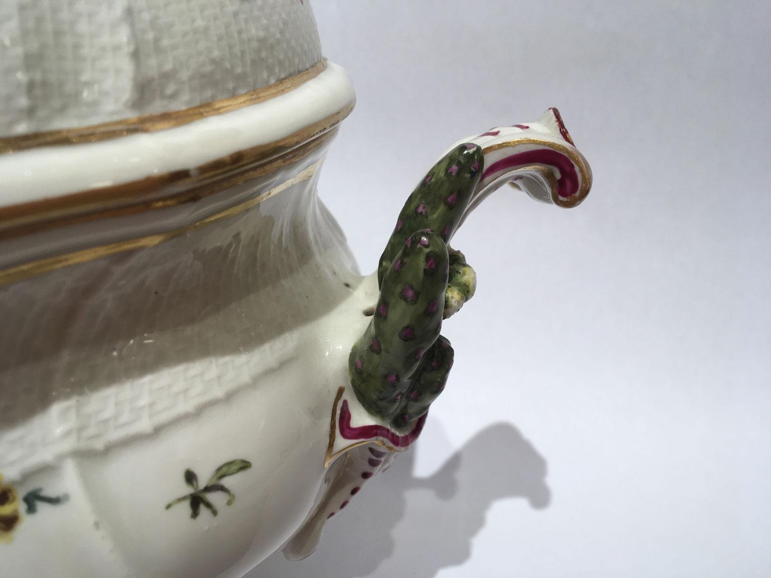 Porcellana 1755 Meissen Porcelain Ciotola o centrotavola con decorazione floreale in vendita