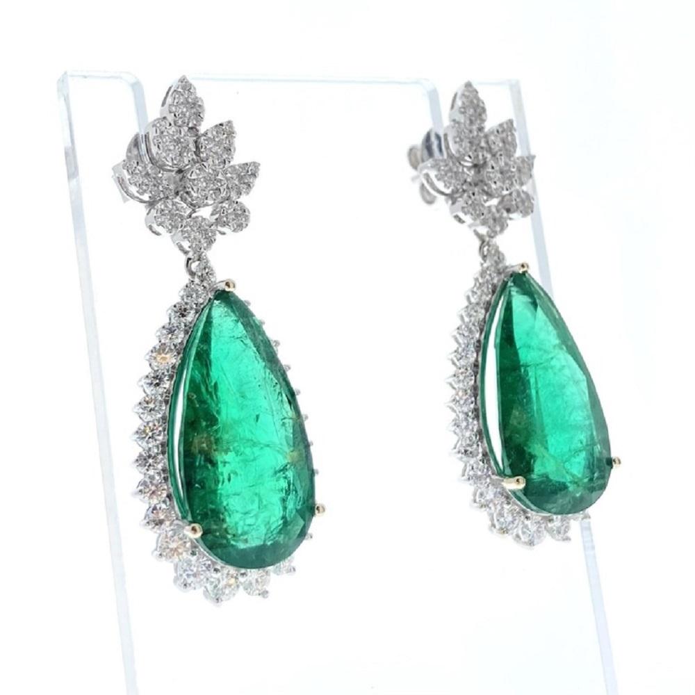 Pear-shaped emerald as the main stone, weighing 17.57 carats and of high quality (AA). The green color of the emerald is a characteristic feature. Additionally, there are round diamonds serving as side stones, with a total quantity of 2.59 carats