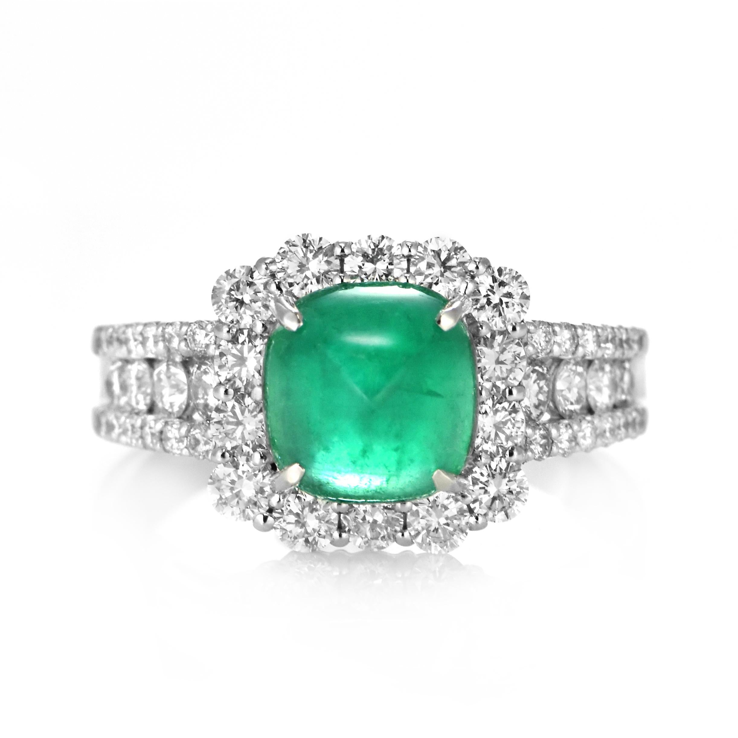 Ein atemberaubender Ring mit einem 1,759 Karat natürlichen kolumbianischen Smaragd-Cabochon und 1,00 Karat Diamant-Akzenten in Platin gefasst. Seit Tausenden von Jahren bewundern die Menschen das Grün des Smaragds. Smaragde werden seit jeher mit den