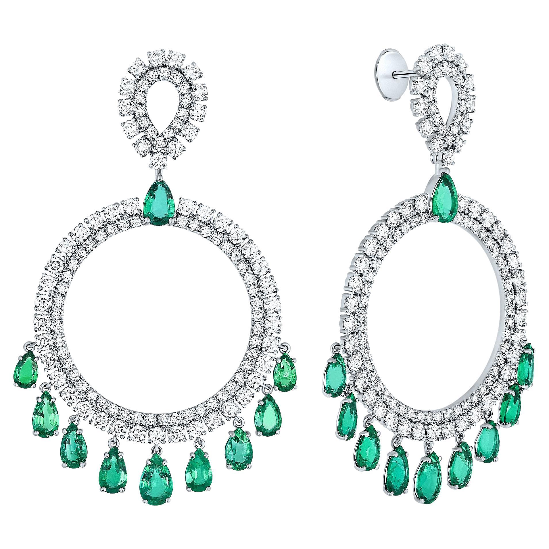 Boucles d'oreilles pendantes en or 18k avec diamant blanc et émeraude de 17,59 carats. en vente
