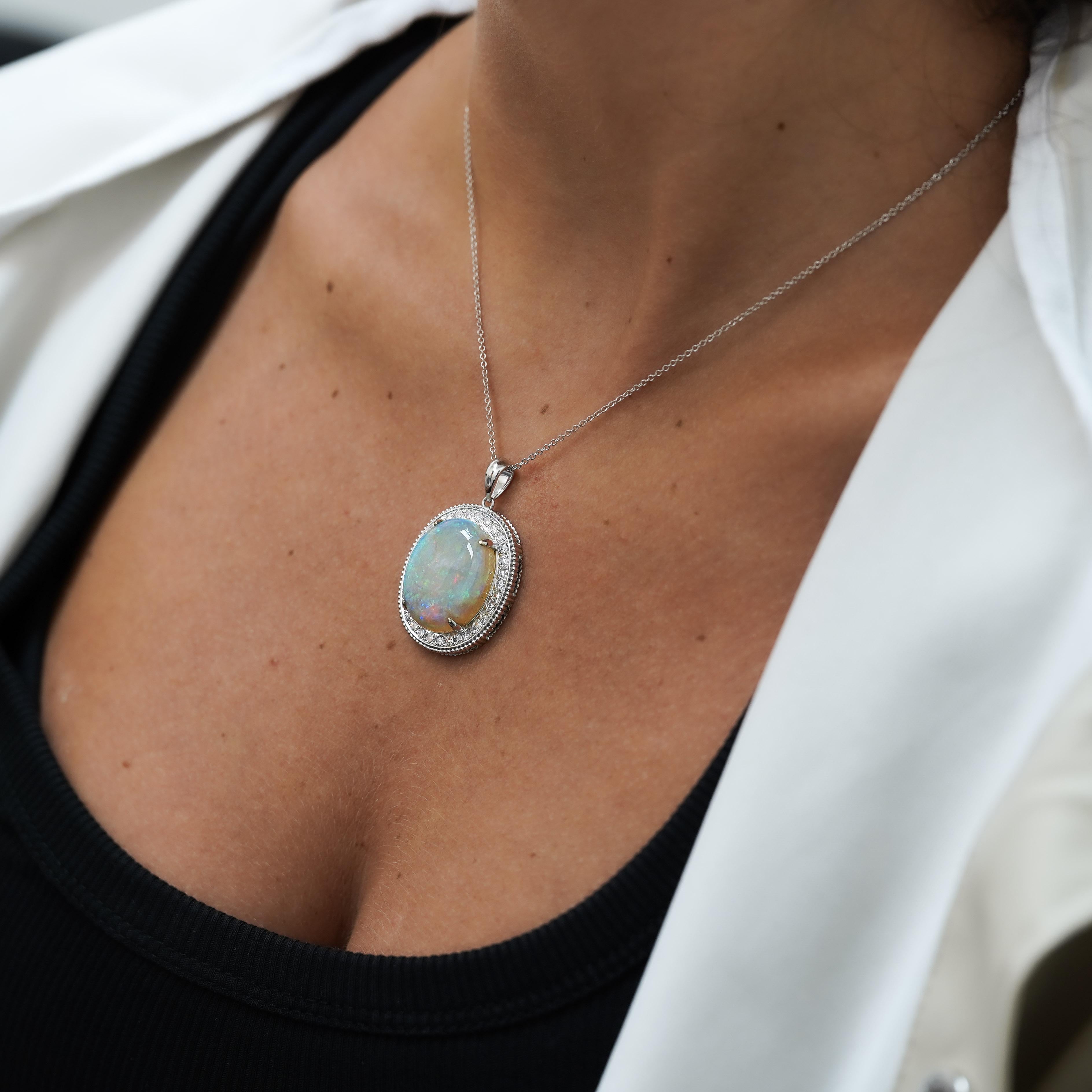 Contemporain 17.59 Carat White Opal & Diamond Halo Milgrain 18K White Gold Vintage Pendentif en vente