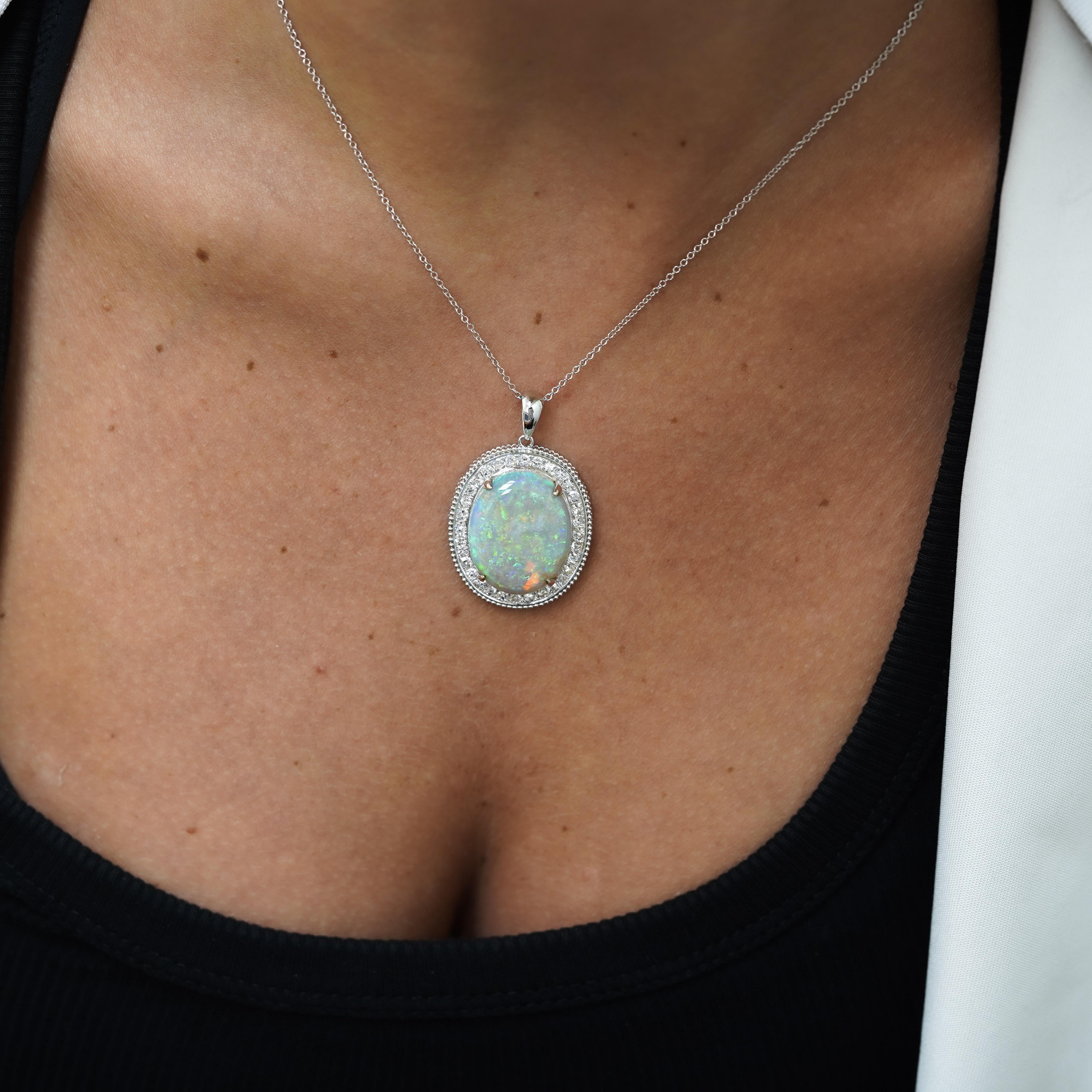 17.59 Carat White Opal & Diamond Halo Milgrain 18K White Gold Vintage Pendentif Excellent état - En vente à Miami, FL