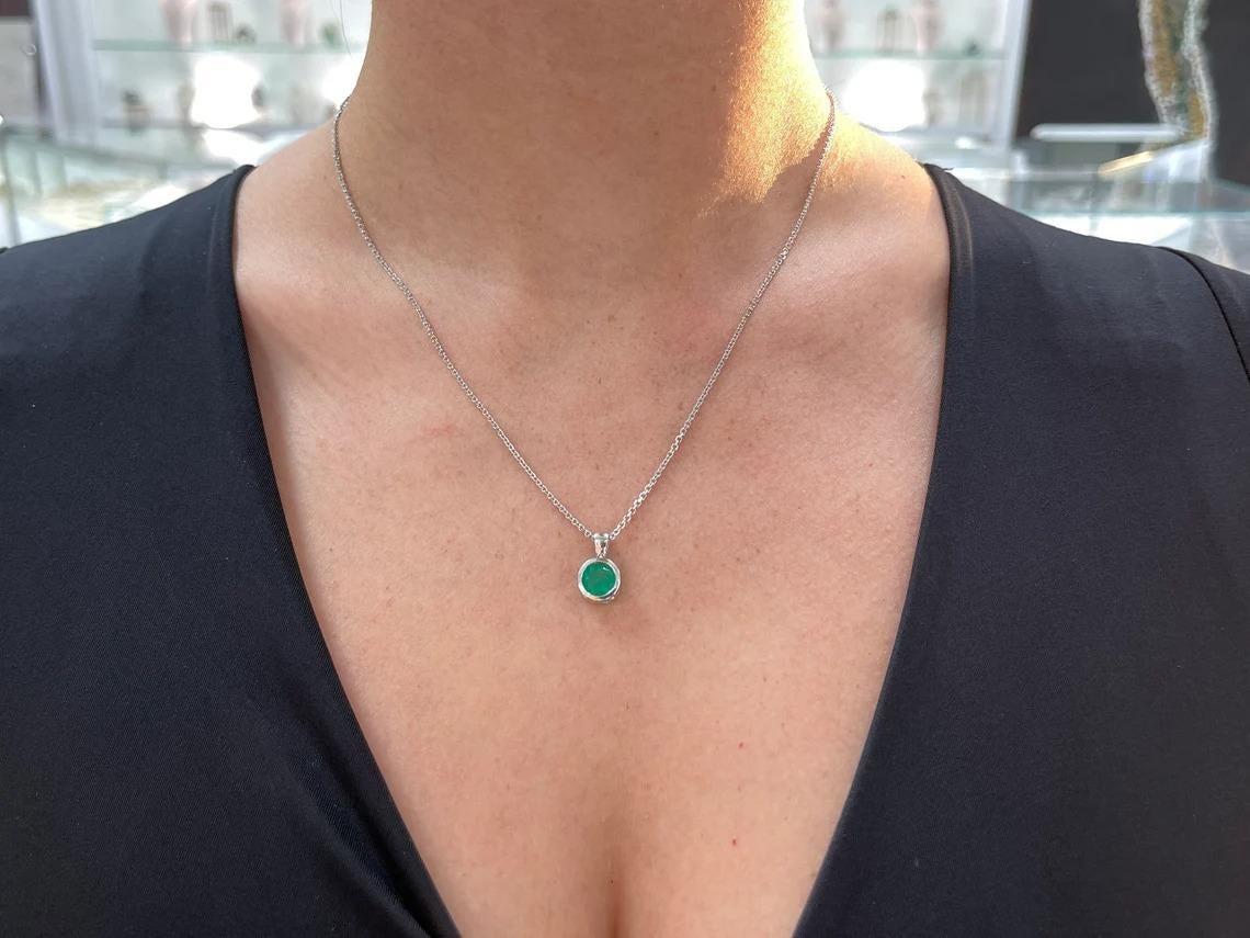 1,75ct 14K Runde Vivid kolumbianischen Smaragd Lünette Set Solitär Weißgold-Anhänger im Angebot 1