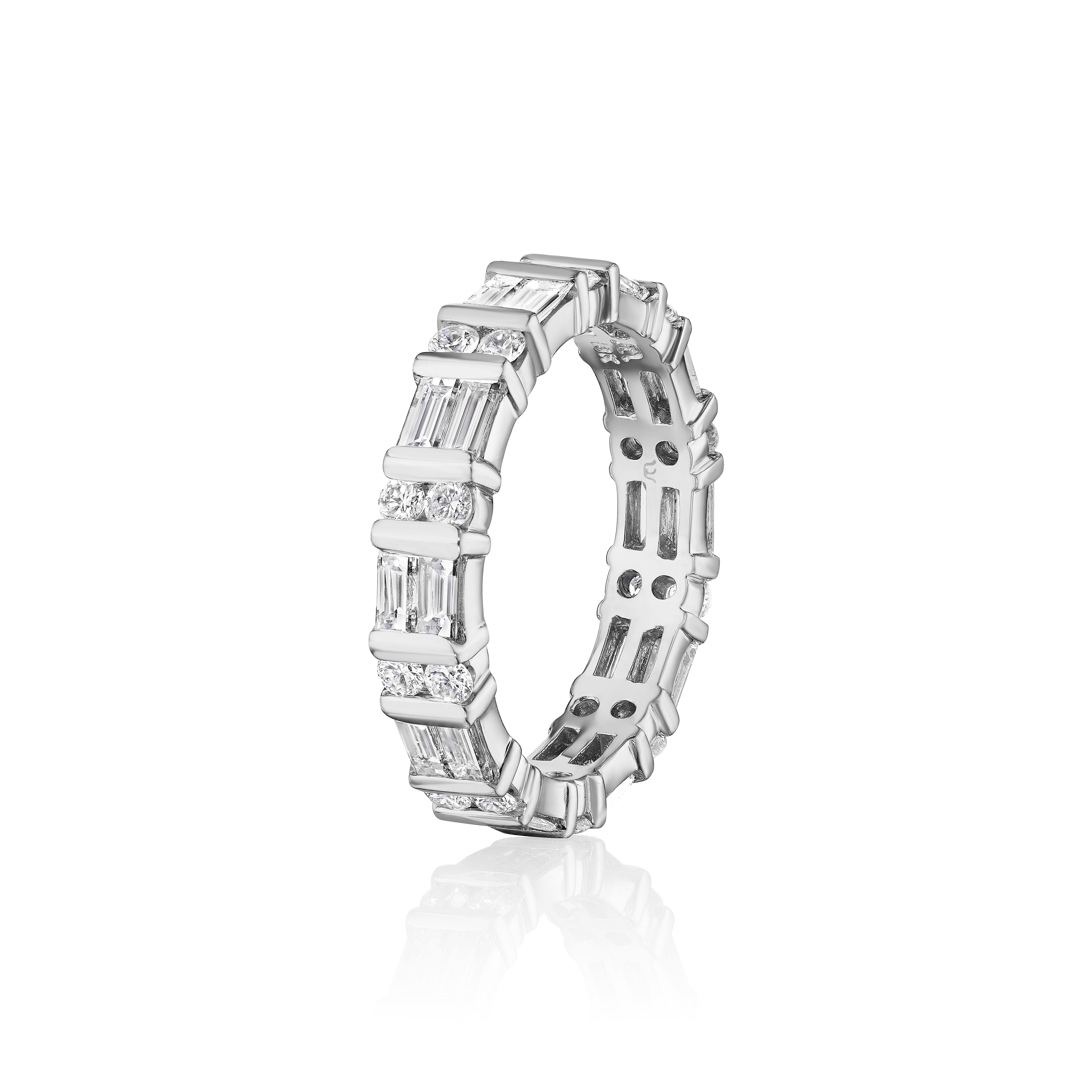 Contemporary 1.75ct Baguette & Round Diamond Bar Set Eternity Band in 18KT Gold For Sale