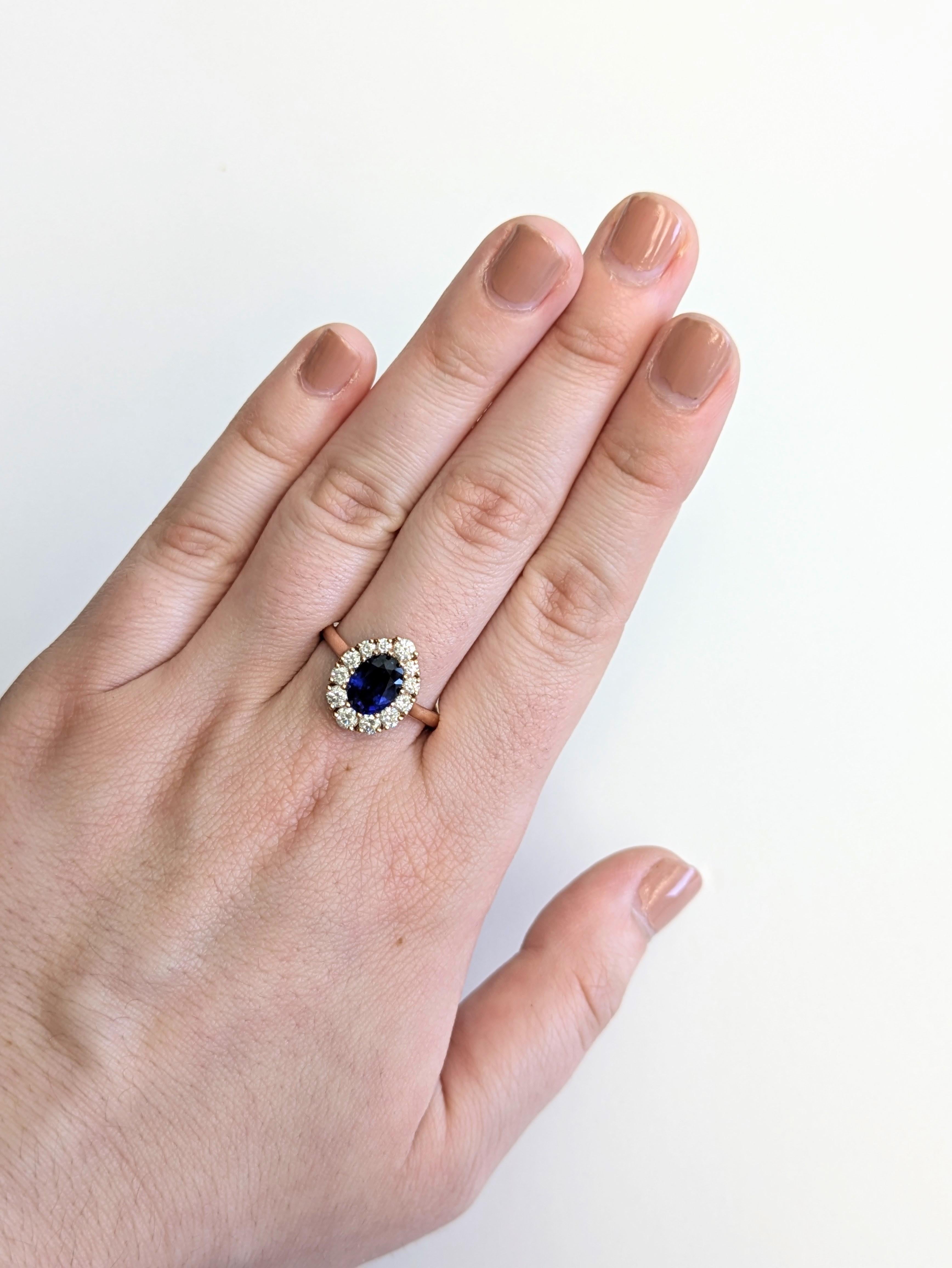 Cette bague en saphir de Ceylan de 1,76 carat est ornée d'un éblouissant halo de diamants floraux et d'une monture en or rose 14k poli. Véritable bague d'apparat, elle rayonne d'une élégance intemporelle avec une touche de romantisme moderne. Cette