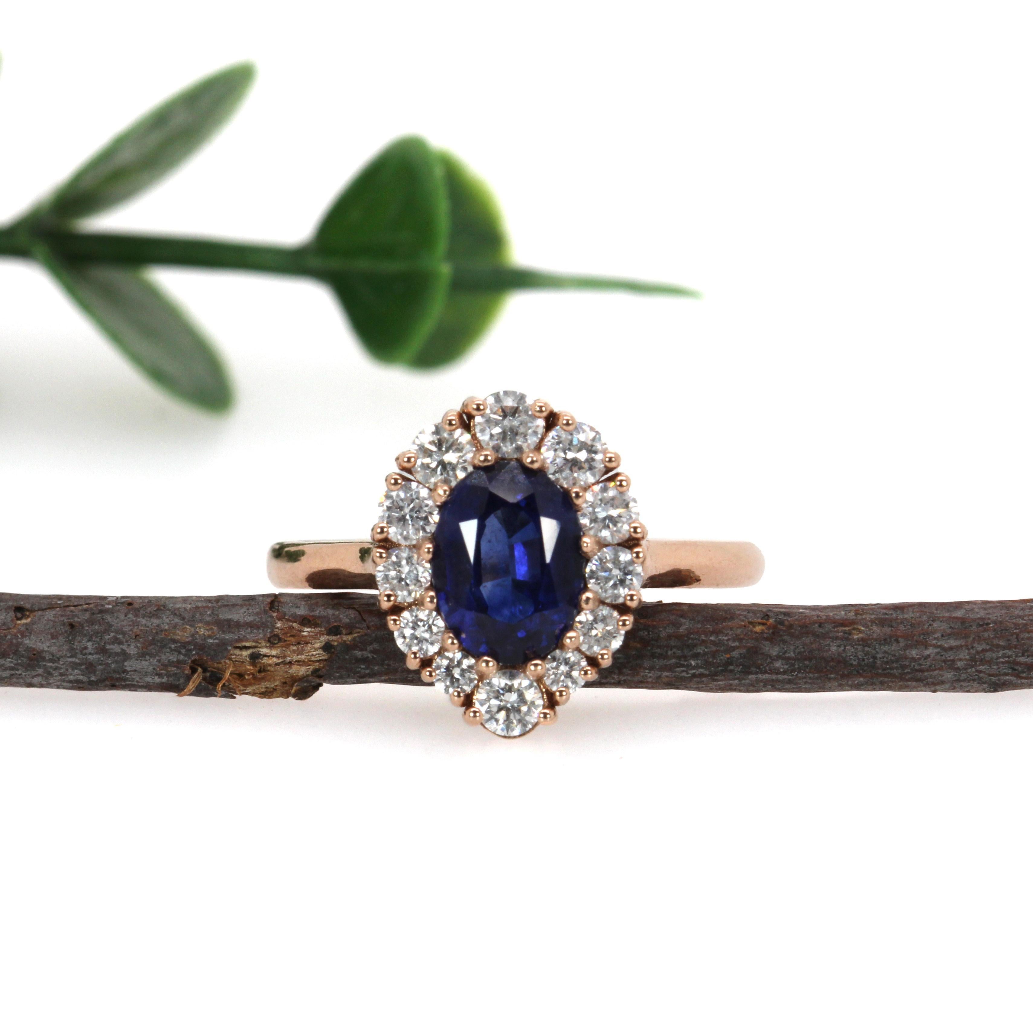 Art déco Bague saphir de Ceylan de 1,75 carat avec halo de diamants naturels en or massif 14 carats  OV 8x6 en vente