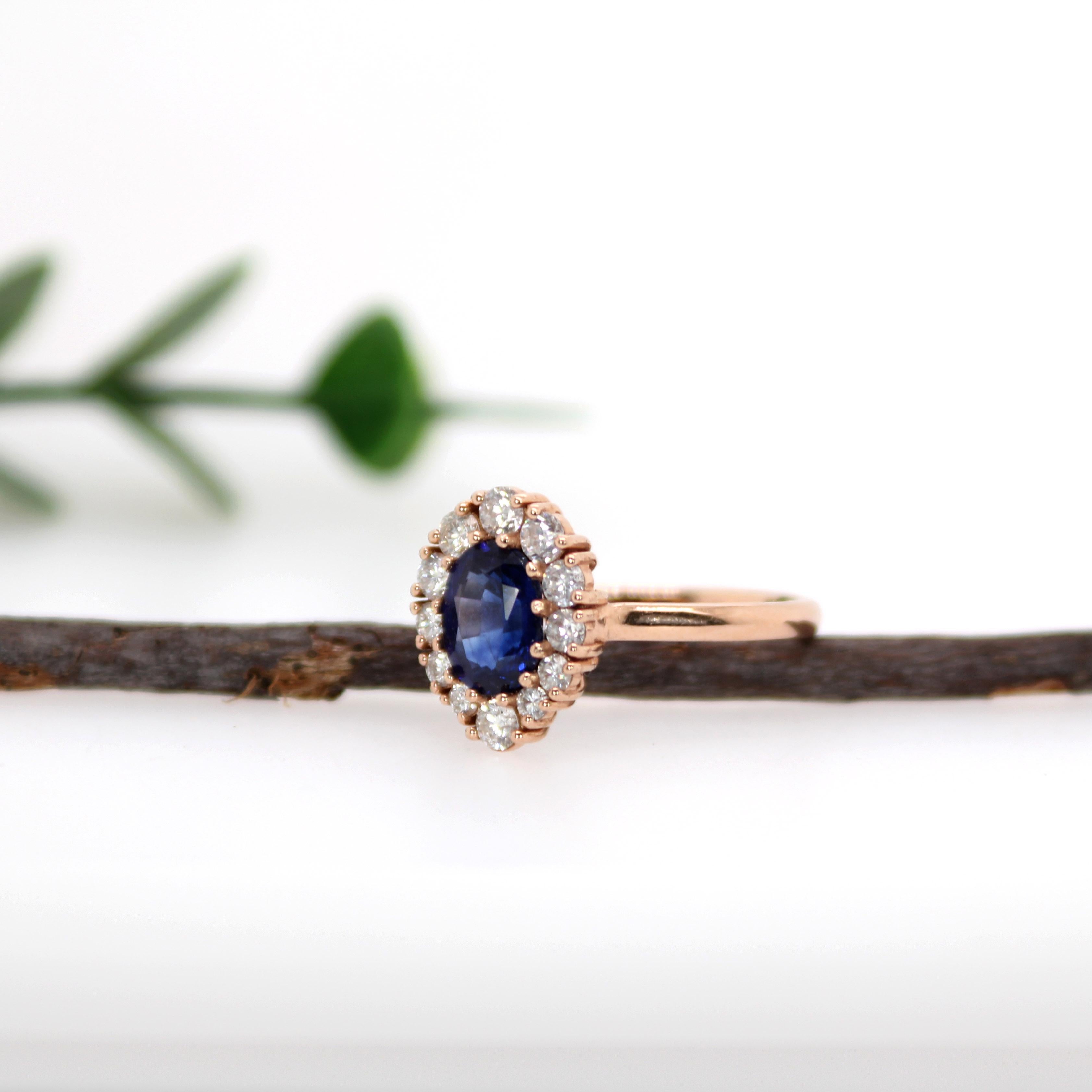 Taille ovale Bague saphir de Ceylan de 1,75 carat avec halo de diamants naturels en or massif 14 carats  OV 8x6 en vente