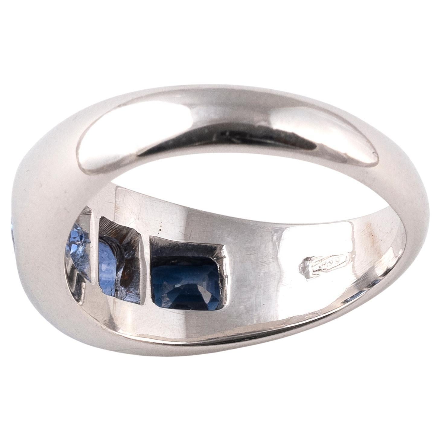 1.75ct Ceylon Sapphire Three Stone Gypsy Set Ring In Excellent Condition For Sale In Firenze, IT