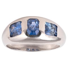 Dreisteinige Ringe mit Saphiren