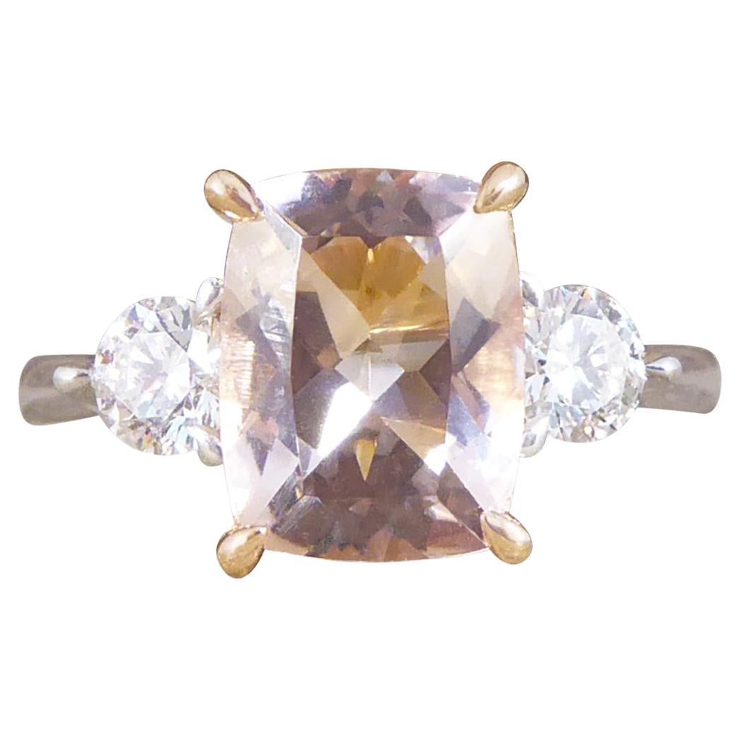 Bague à trois pierres en or rose et blanc 18 carats avec Morganite taille coussin de 1,75 carat