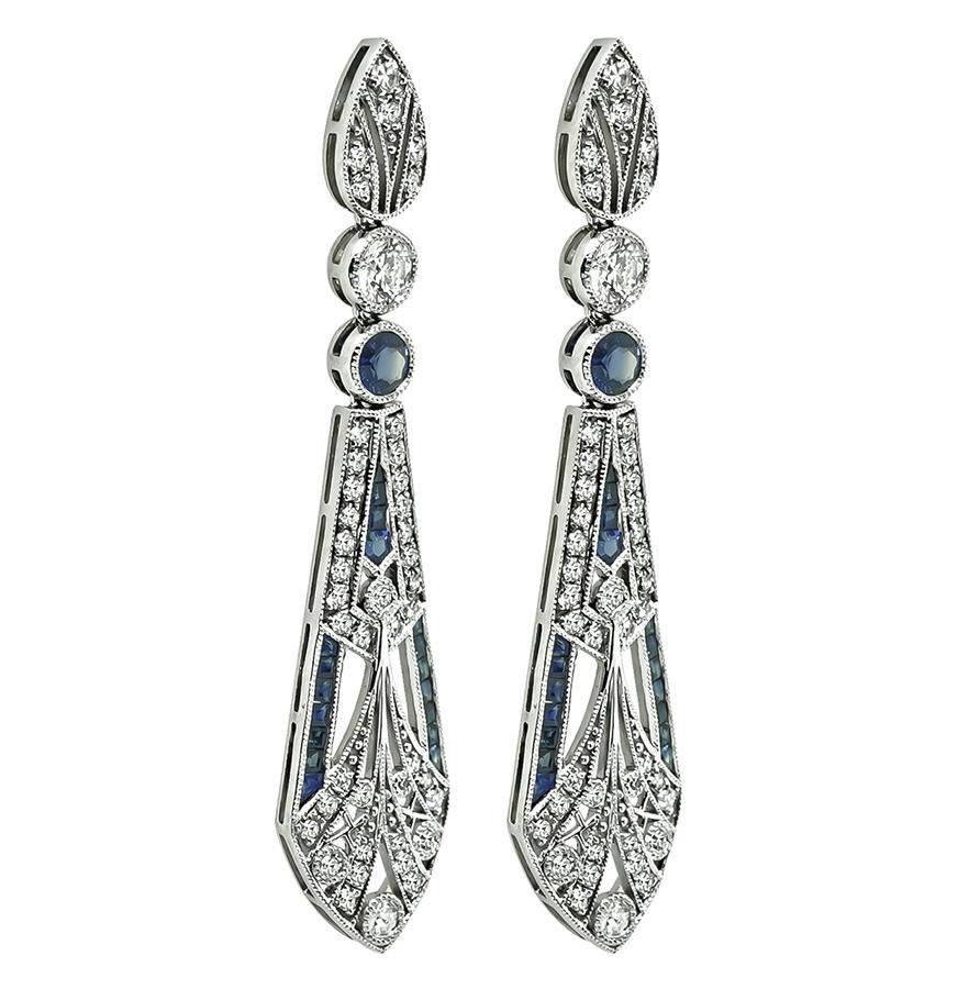 Questo è un favoloso paio di orecchini in platino. Gli orecchini sono caratterizzati da scintillanti diamanti a taglio rotondo che pesano circa 1.75 carati. Il colore di questi diamanti è F-G con purezza VS. I diamanti sono accentuati da deliziosi