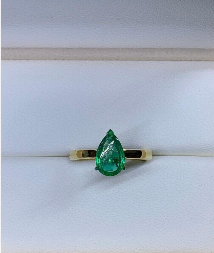 1.75ct Emerald Pear Shaped Solitaire Engagement Ring In 18ct Yellow Gold
This stunning engagement ring features a breathtaking 1.75ct emerald pear shaped stone set in a beautiful 18ct yellow gold solitaire setting. The ring is exquisitely crafted