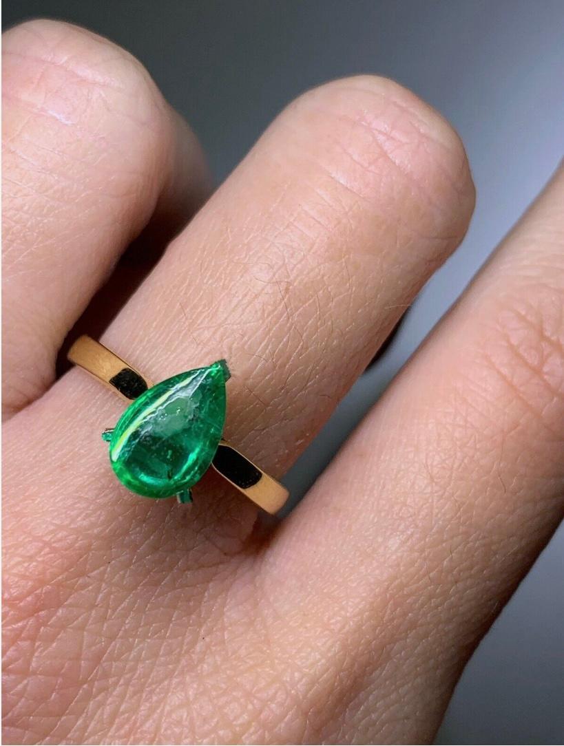 Art Deco 1.75ct Emerald Pear Shaped Solitaire Engagement Ring In 18ct Yellow Gold For Sale
