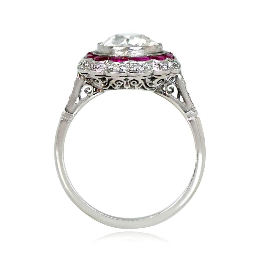 Lassen Sie sich von der exquisiten Eleganz dieses doppelten Halo-Rings verzaubern. Sein Herzstück ist ein atemberaubender Diamant im alten europäischen Schliff mit einem Gewicht von 1,75 Karat, der eine warme K-Farbe und eine beeindruckende