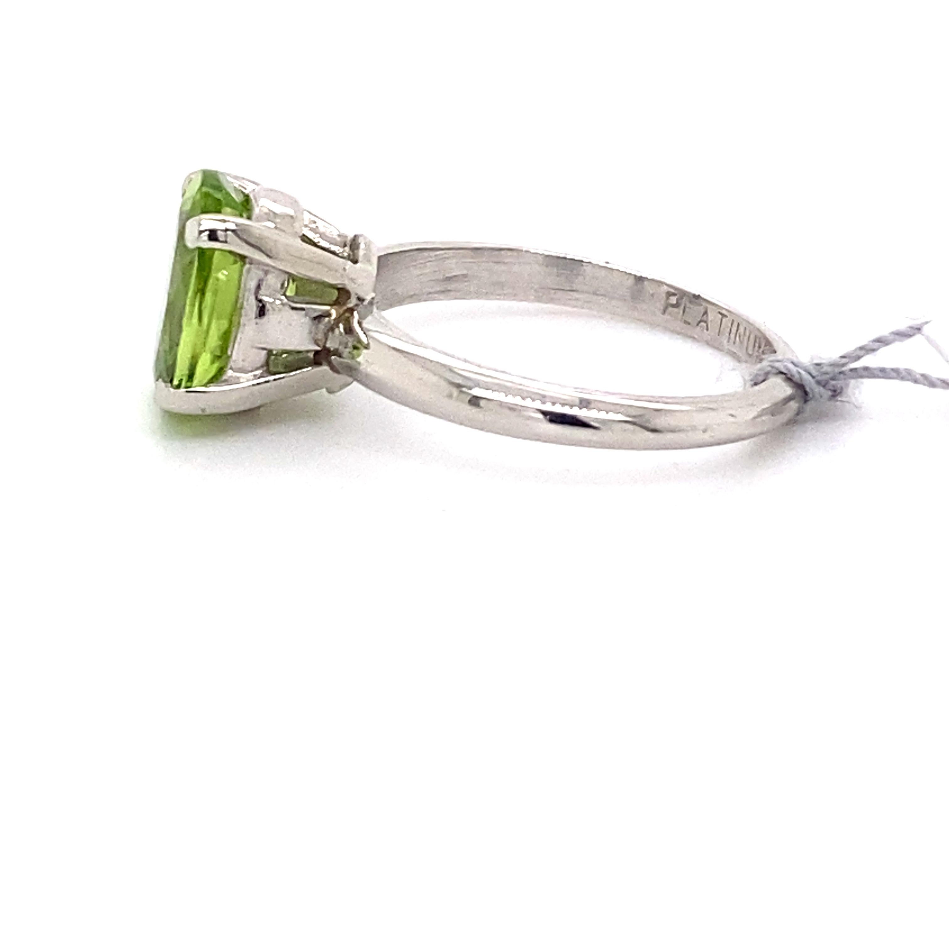 Contemporary 1.75ct Peridot and Platinum Solitaire Ring