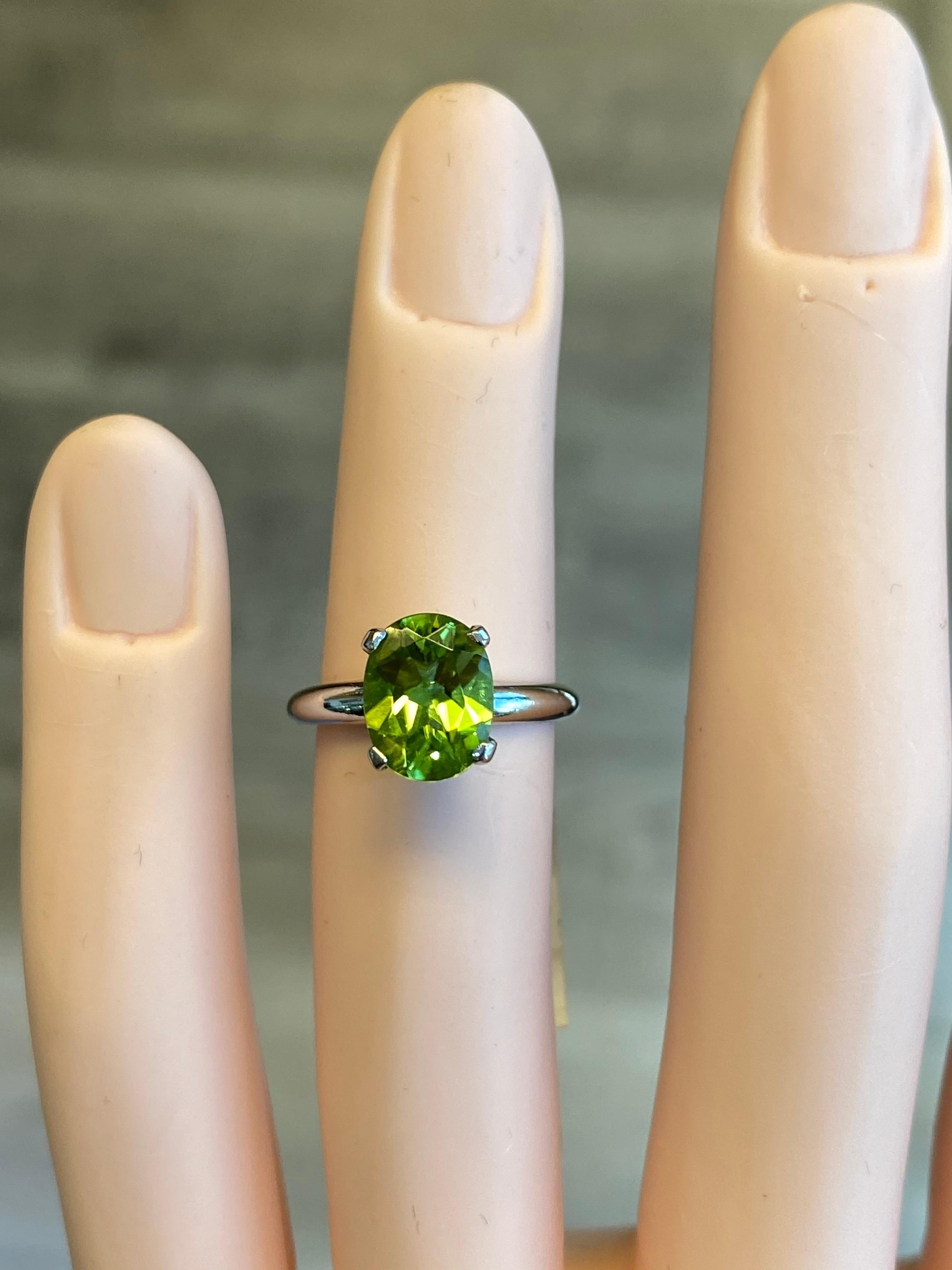 Women's 1.75ct Peridot and Platinum Solitaire Ring