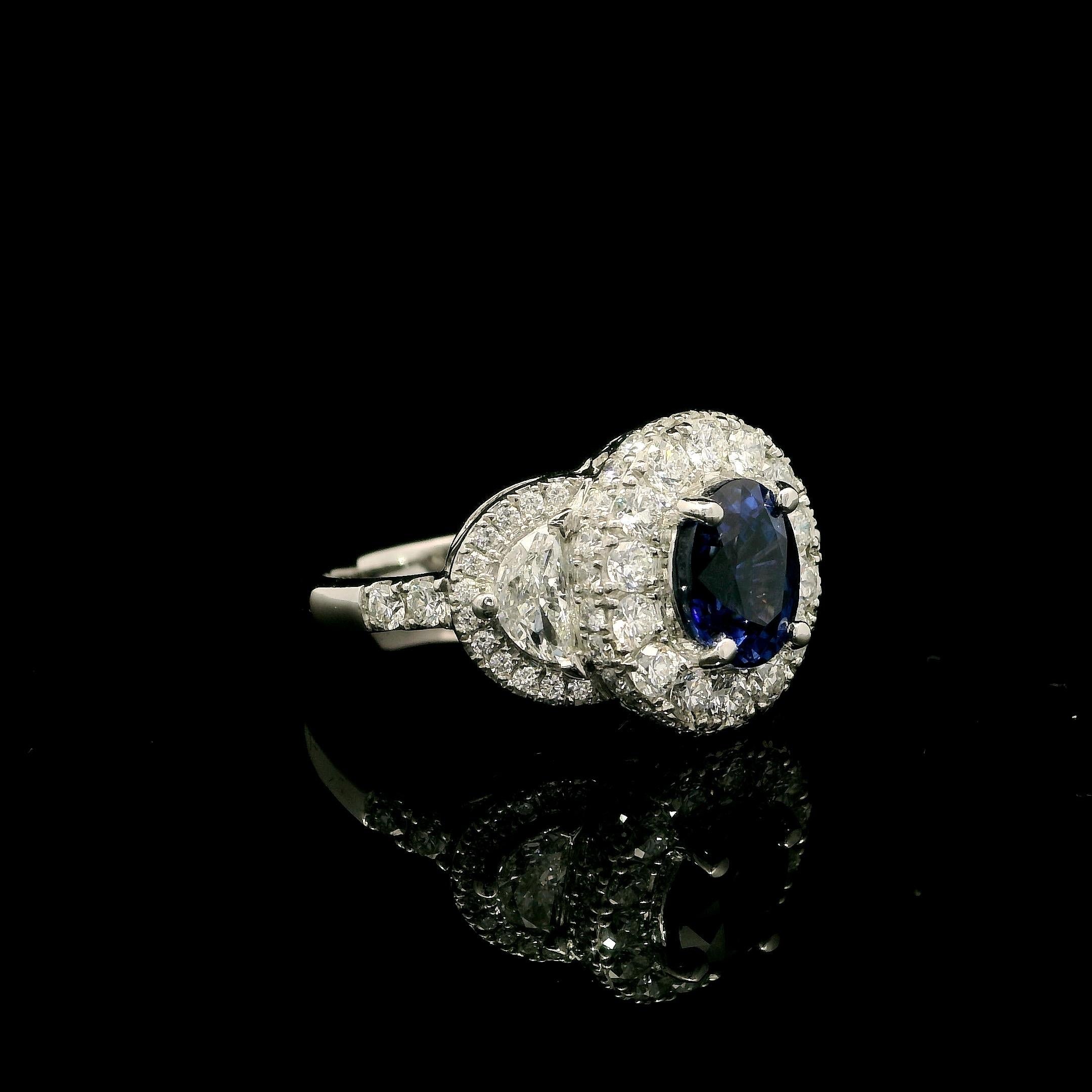 Anello in platino con zaffiro naturale blu vivo da 1,75 carati e diamante aureolato da 1,44 carati

Audace, elegante e di una bellezza mozzafiato: questo anello in platino è incentrato su uno zaffiro blu vivido naturale da 1,75 carati, apprezzato