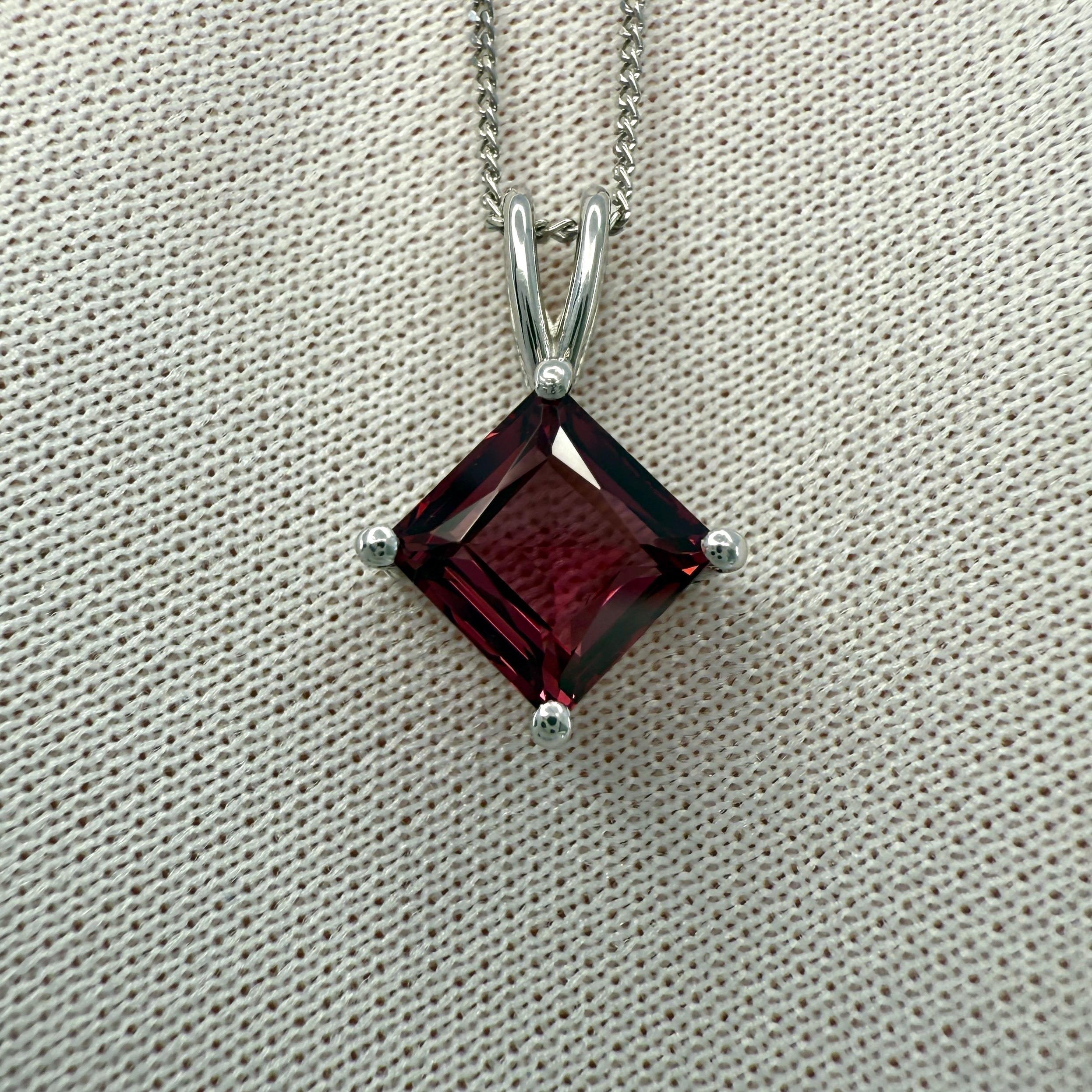 Collana con ciondolo in platino 950 Nature, granato rosa vivido e viola, taglio quadrato.

Rodolite da 1,75 carati con un colore rosa-viola brillante e un'eccellente purezza, una pietra molto pulita.
Incastonato in un raffinato pendente solitario in