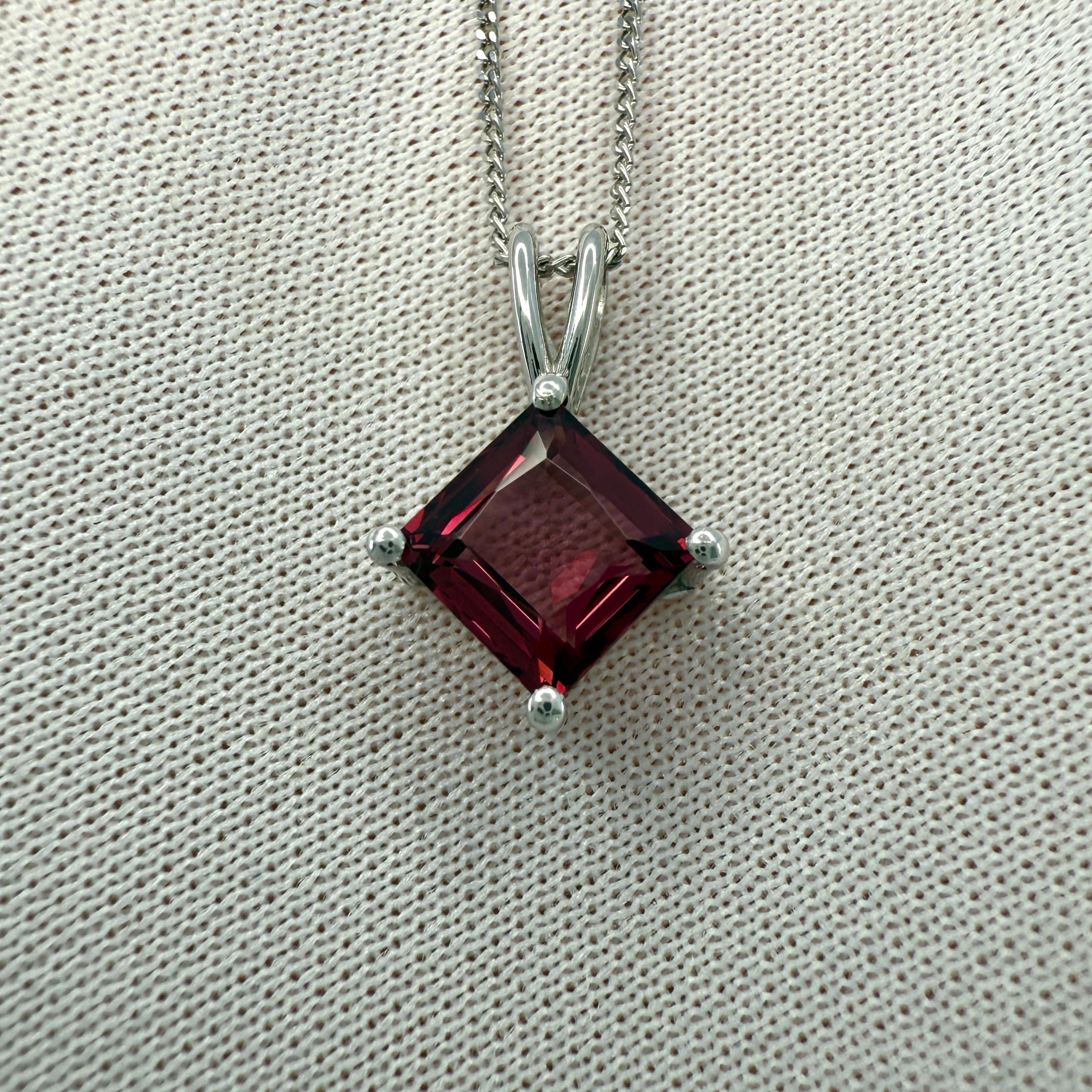 Collana con ciondolo quadrato in platino 950 da 1,75 carati di rodolite rosa vivo e viola In condizioni Nuovo in vendita a Birmingham, GB