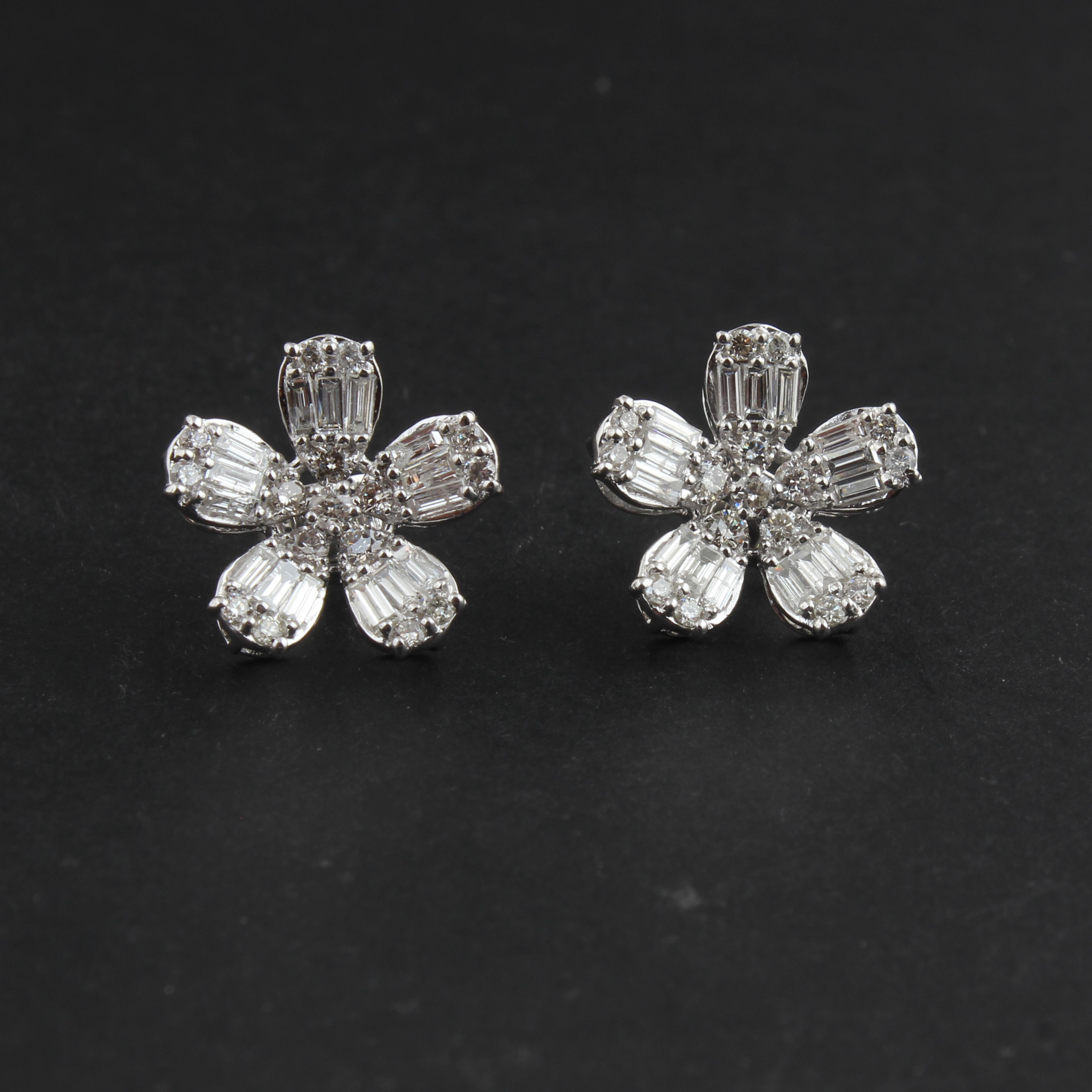 Code de l'article :- SJER1033-W
Poids brut :- 3.76 gm
Or blanc massif 10k Poids :- 3.41 gm
Poids du diamant naturel :- 1.75 Ct. ( DIAMANT MOYEN DE PURETÉ SI1-SI2 ET DE COULEUR H-I )

✦ Taille
.....................
Nous pouvons adapter la plupart des