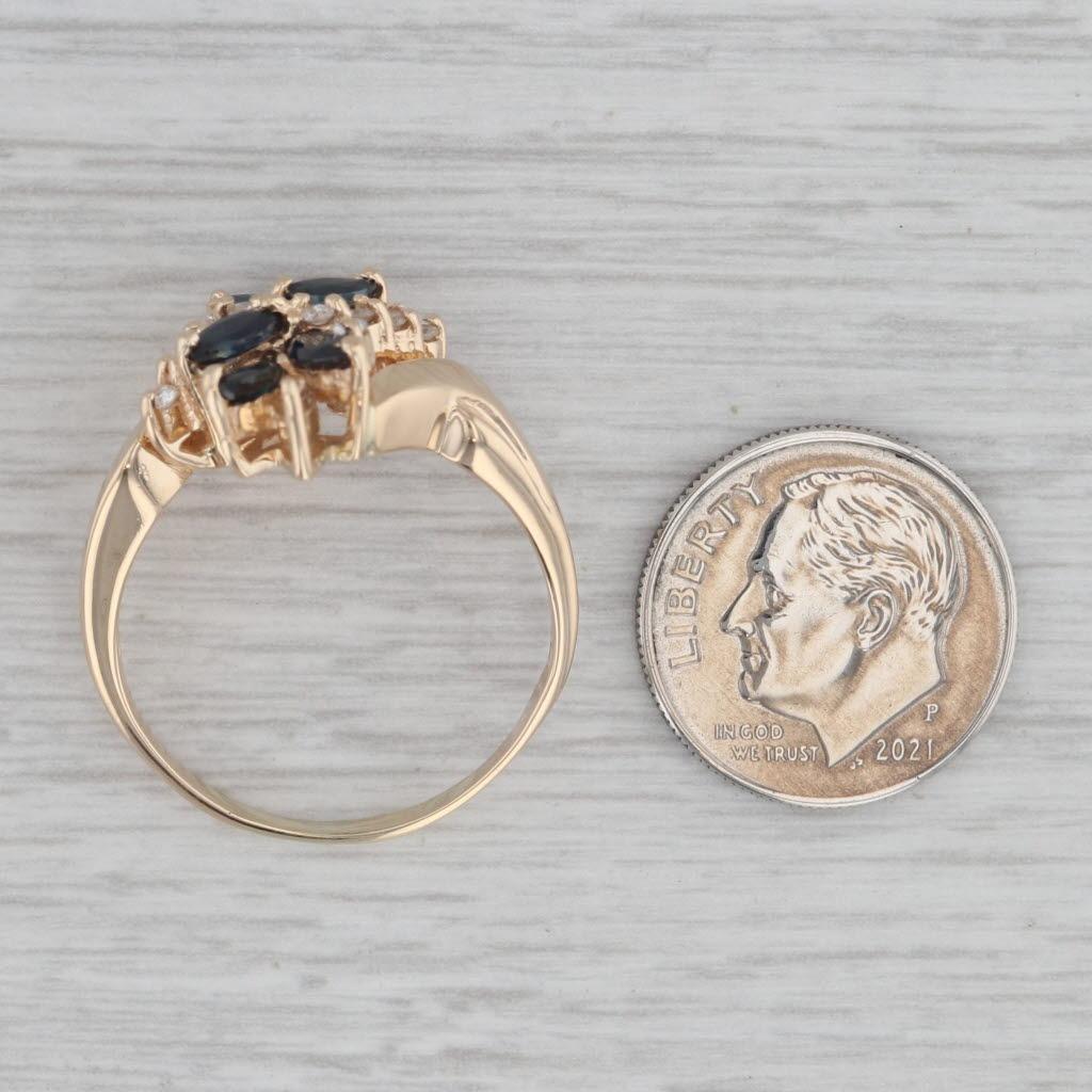 Anello bypass con zaffiro blu e diamanti a grappolo da 1,75 ctw in oro giallo 14k, misura 10 3