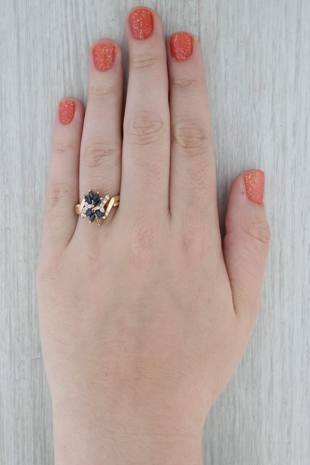 Anello bypass con zaffiro blu e diamanti a grappolo da 1,75 ctw in oro giallo 14k, misura 10 4
