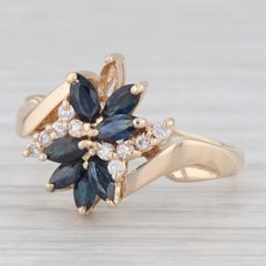 Anello bypass con zaffiro blu e diamanti a grappolo da 1,75 ctw in oro giallo 14k, misura 10
