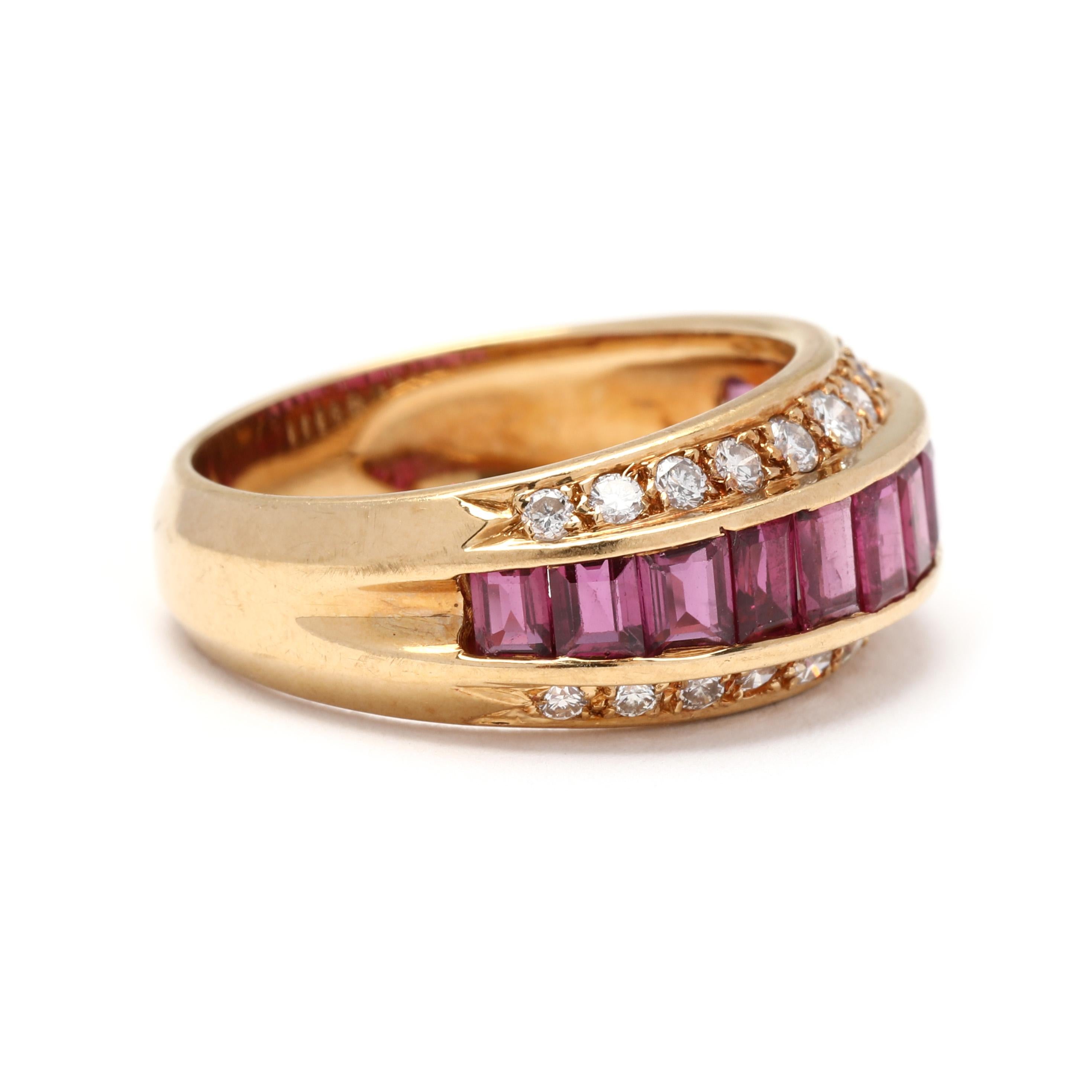 Dieser Ring aus 14k Gelbgold mit Diamanten und Rubinen ist ein atemberaubendes und luxuriöses Schmuckstück. Dieser aus hochwertigem Gold gefertigte Ring besticht durch eine Reihe von Rubinen im Baguetteschliff und Diamanten im Rundschliff, die sich