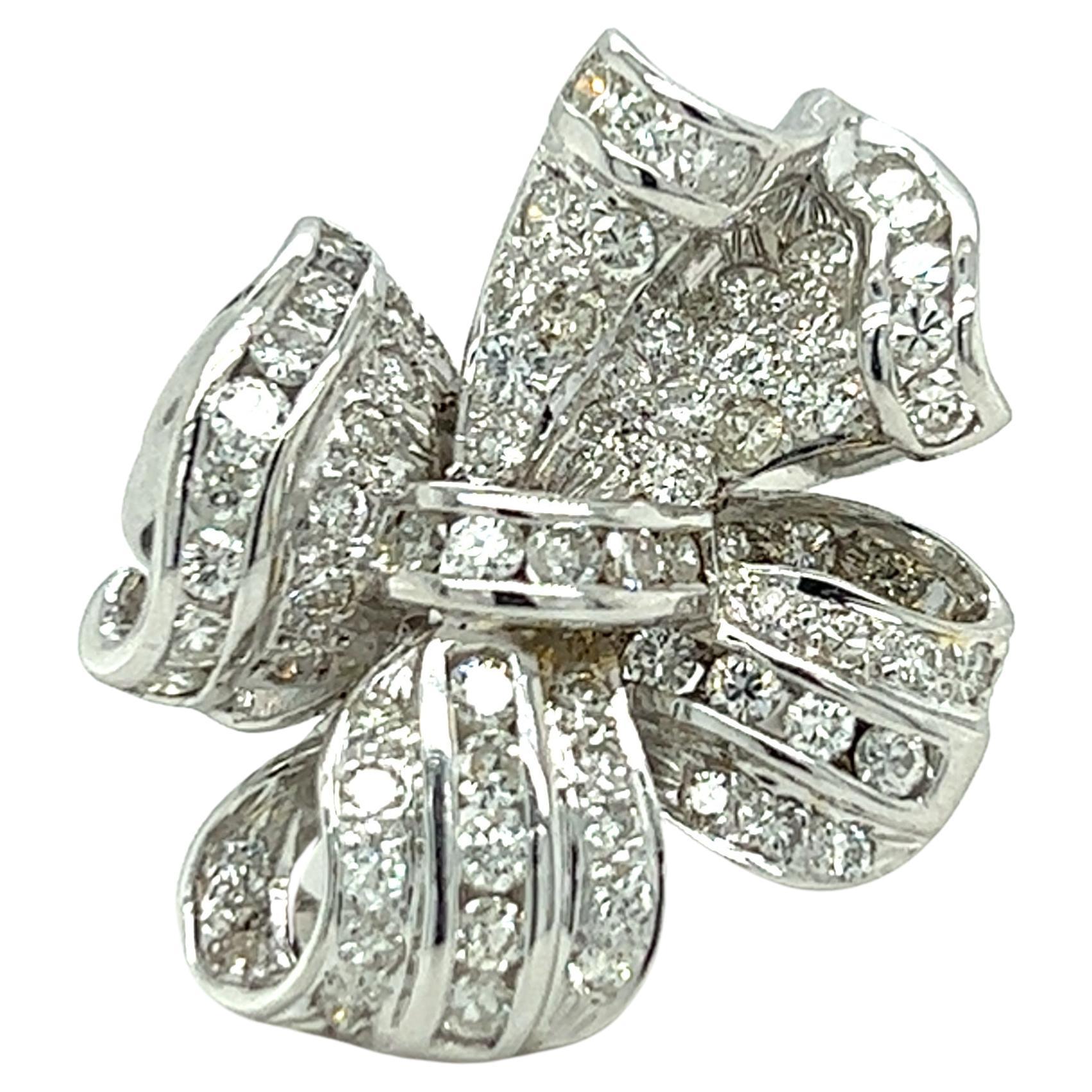 Ein 18-karätiger Weißgoldring (gestempelt 18K) im Schleifen-Design, besetzt mit vierundsiebzig (74) Diamanten im Brillantschliff, ca. 1,75 Karat Gesamtgewicht mit passender Farbe H/I und Reinheit SI1. Der Ring hat die Fingergröße 5.5 und kann in der