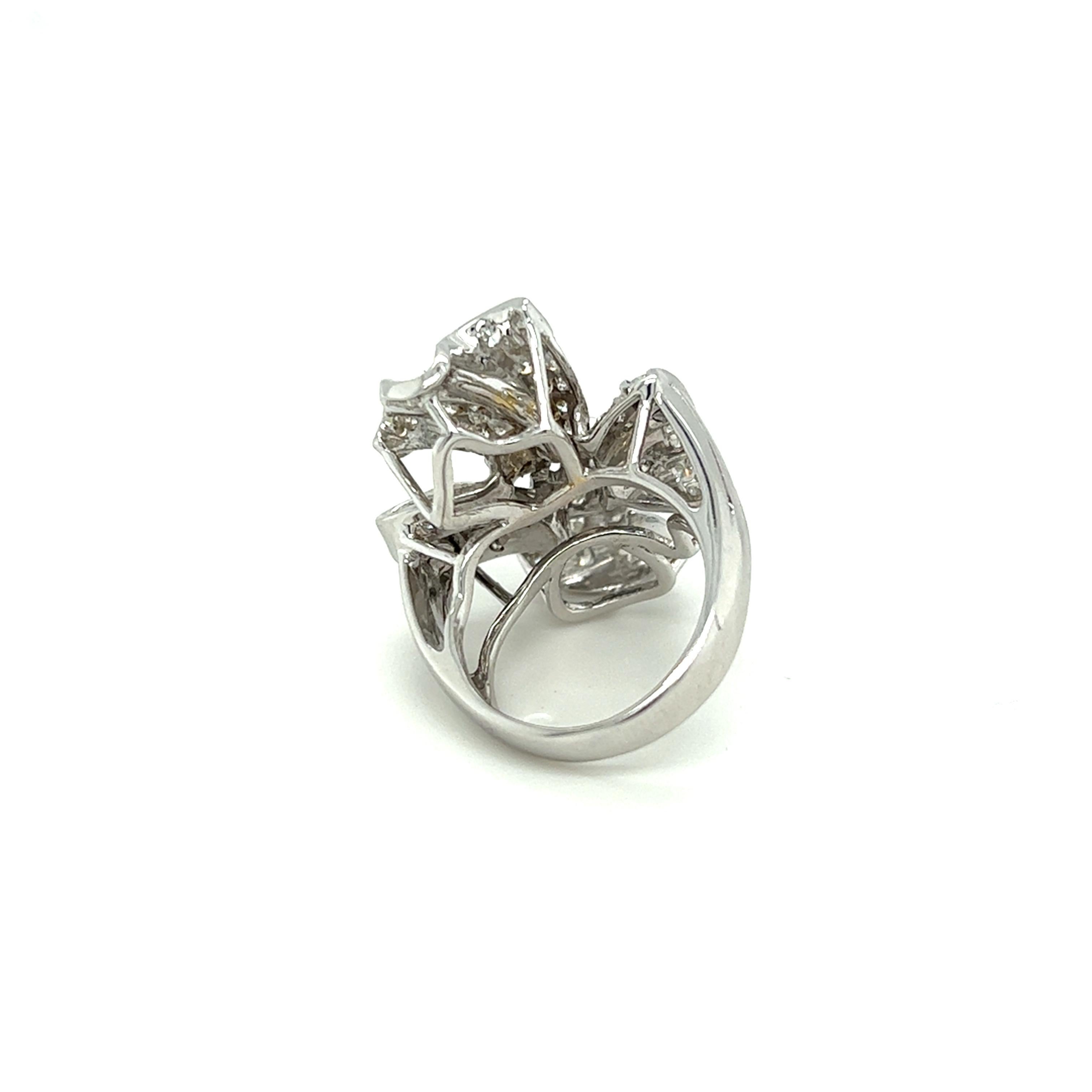 1,75 Karat Diamant-Cluster-Ring mit Schleifendesign aus 18 Karat Weißgold (Brillantschliff)