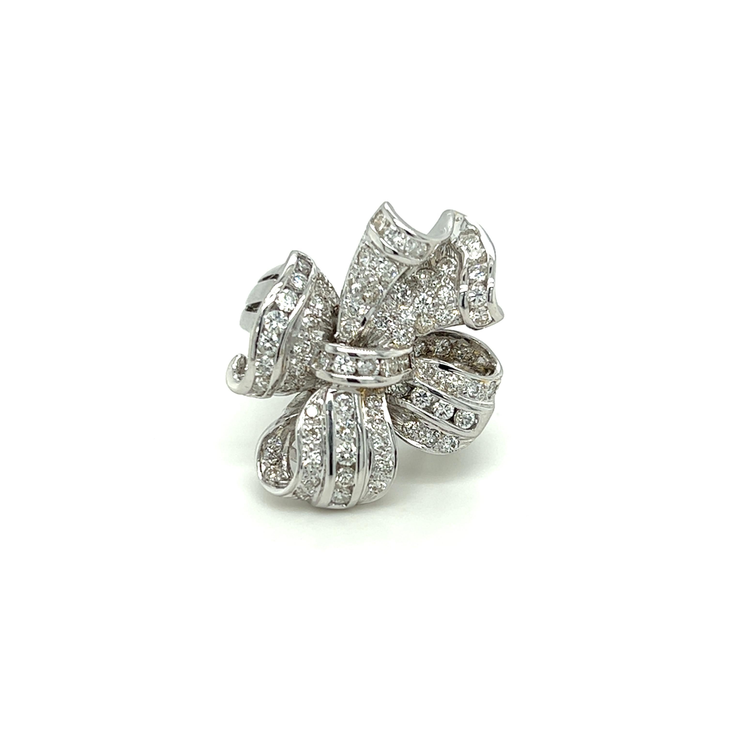 1,75 Karat Diamant-Cluster-Ring mit Schleifendesign aus 18 Karat Weißgold im Zustand „Gut“ in Towson, MD