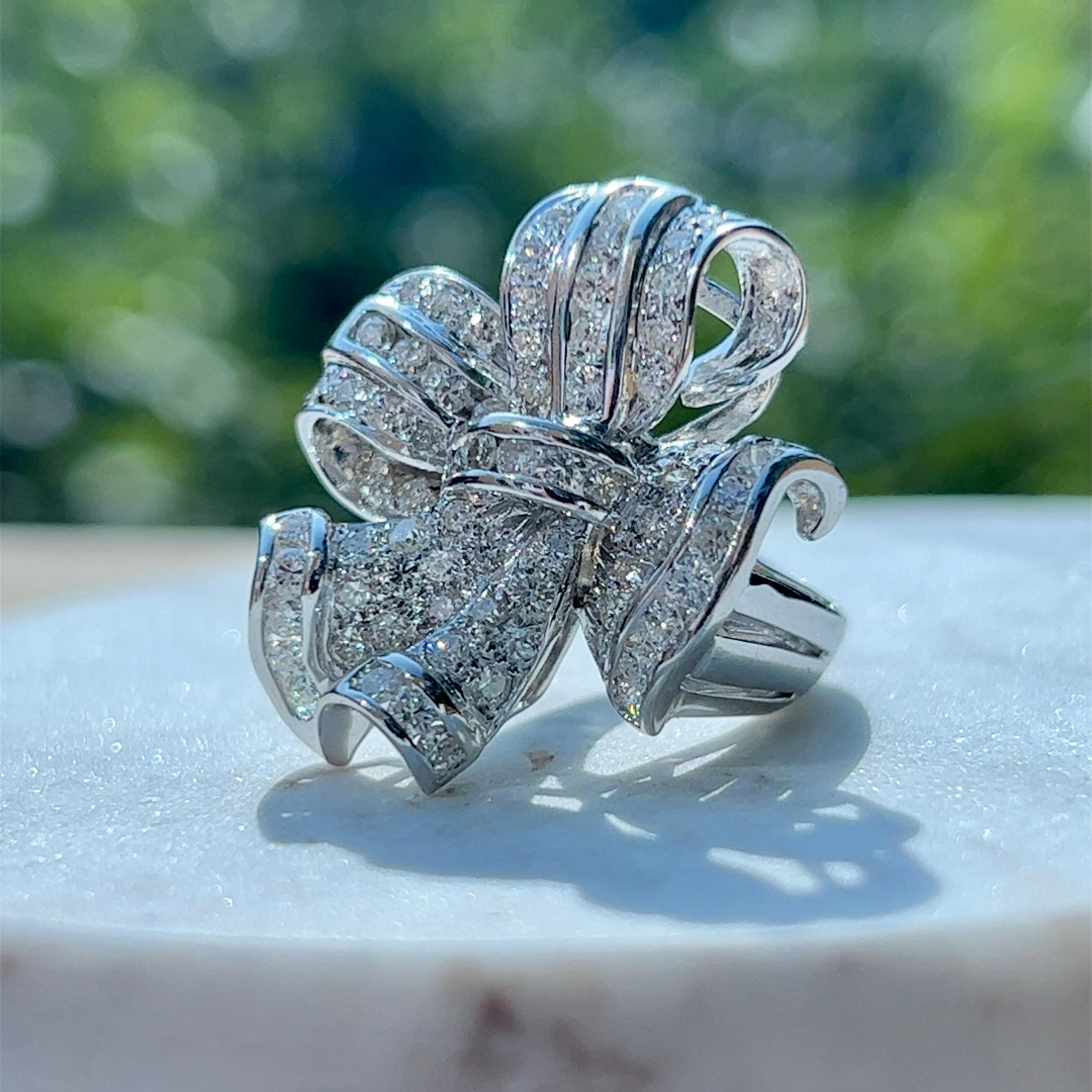 1,75 Karat Diamant-Cluster-Ring mit Schleifendesign aus 18 Karat Weißgold Damen