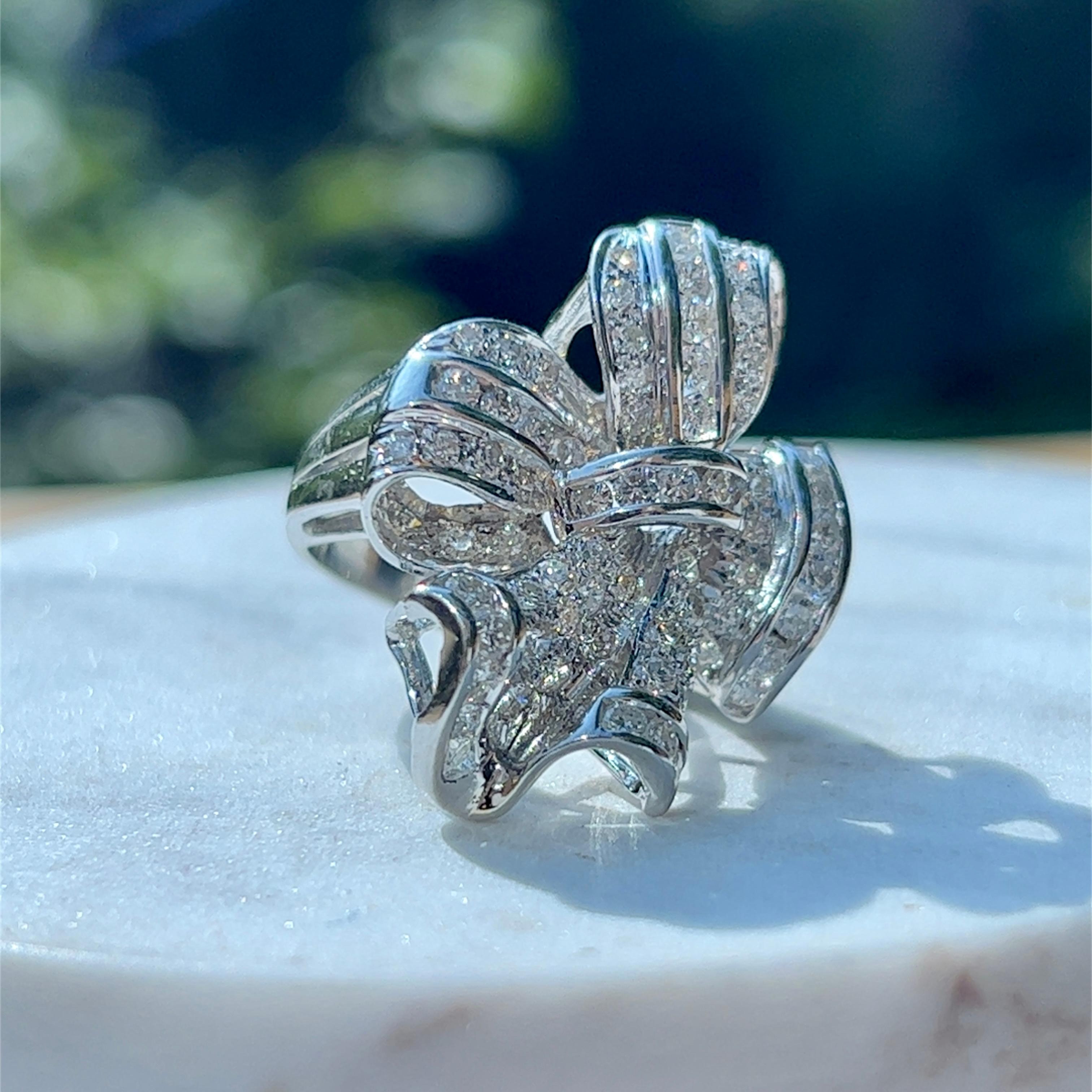1,75 Karat Diamant-Cluster-Ring mit Schleifendesign aus 18 Karat Weißgold 1