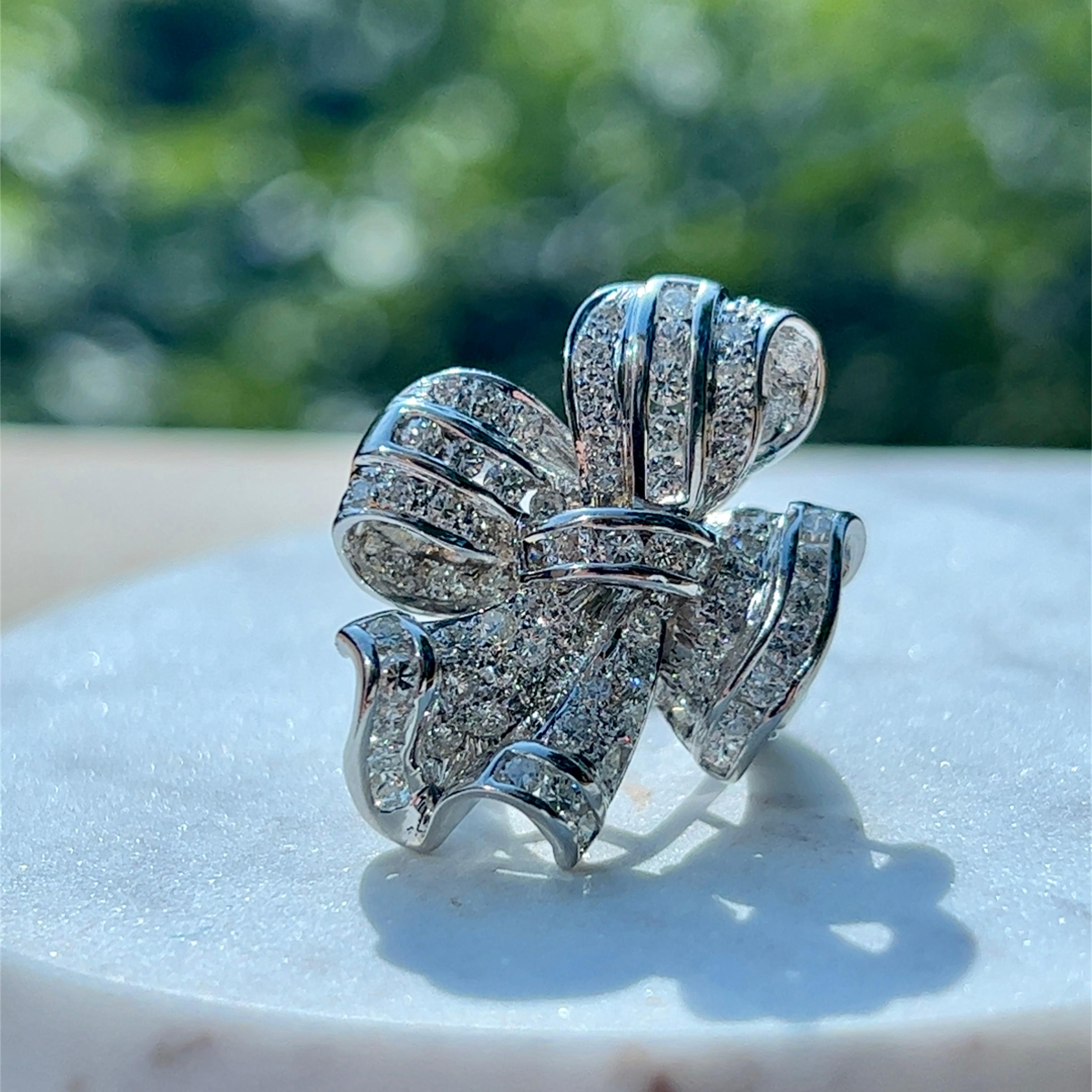 1,75 Karat Diamant-Cluster-Ring mit Schleifendesign aus 18 Karat Weißgold 2
