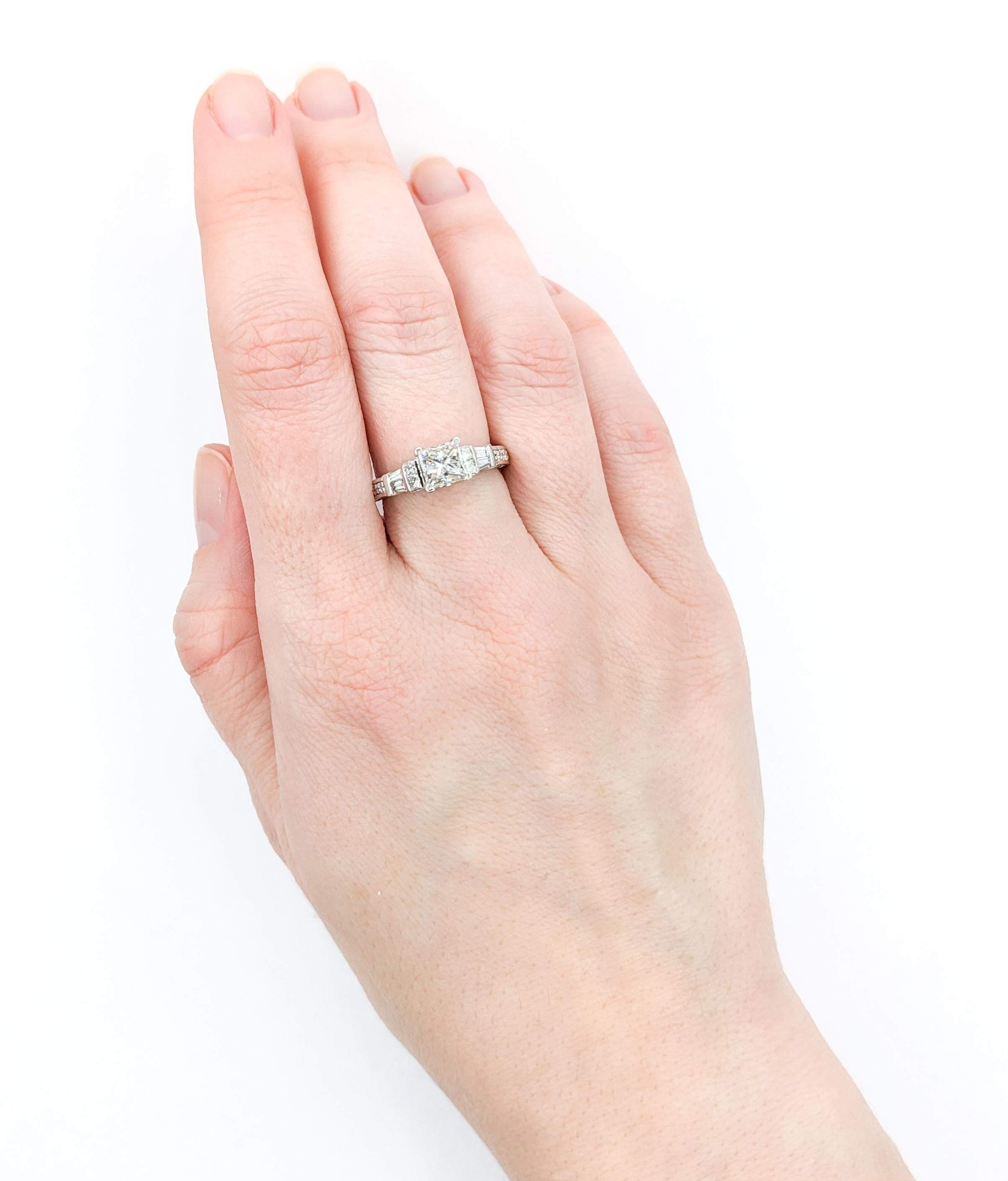 1,75ctw Diamant-Verlobungsring aus 950pt Platin


Entdecken Sie die Raffinesse unseres diamantenen Verlobungsrings, der in 950pt Platin gefertigt ist. Dieser Ring präsentiert einen prächtigen 1,00ct Prinzessdiamanten, dessen Reinheit für maximale