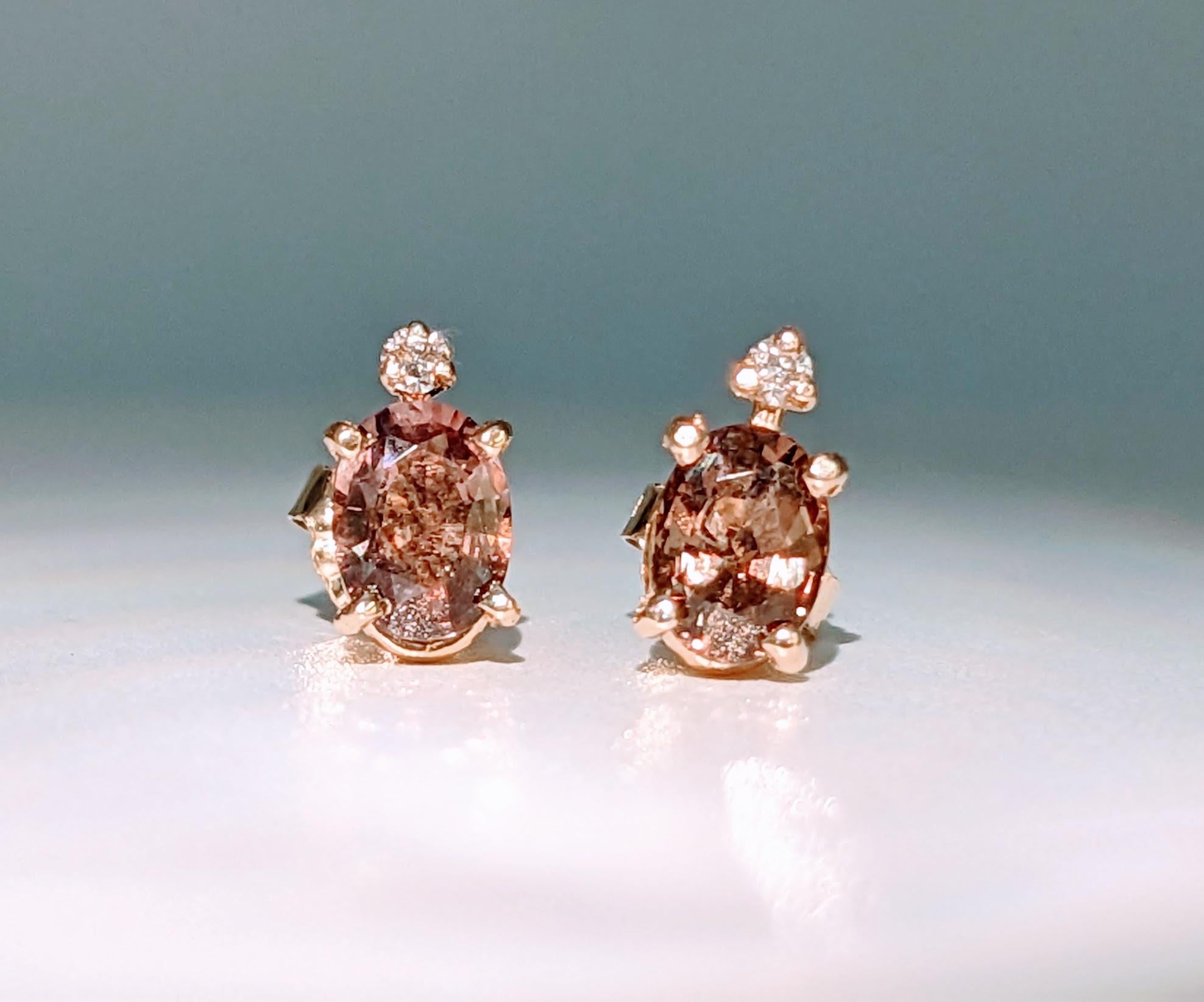 1,75ctw Alexandrit & Diamant-Ohrstecker

Erleben Sie den Zauber unserer 1,75ctw Color Change Alexandrite & Diamond Stud Earrings. Diese bezaubernden Ohrringe sind mit einem bemerkenswerten Alexandrit-Edelstein besetzt, der von einem faszinierenden