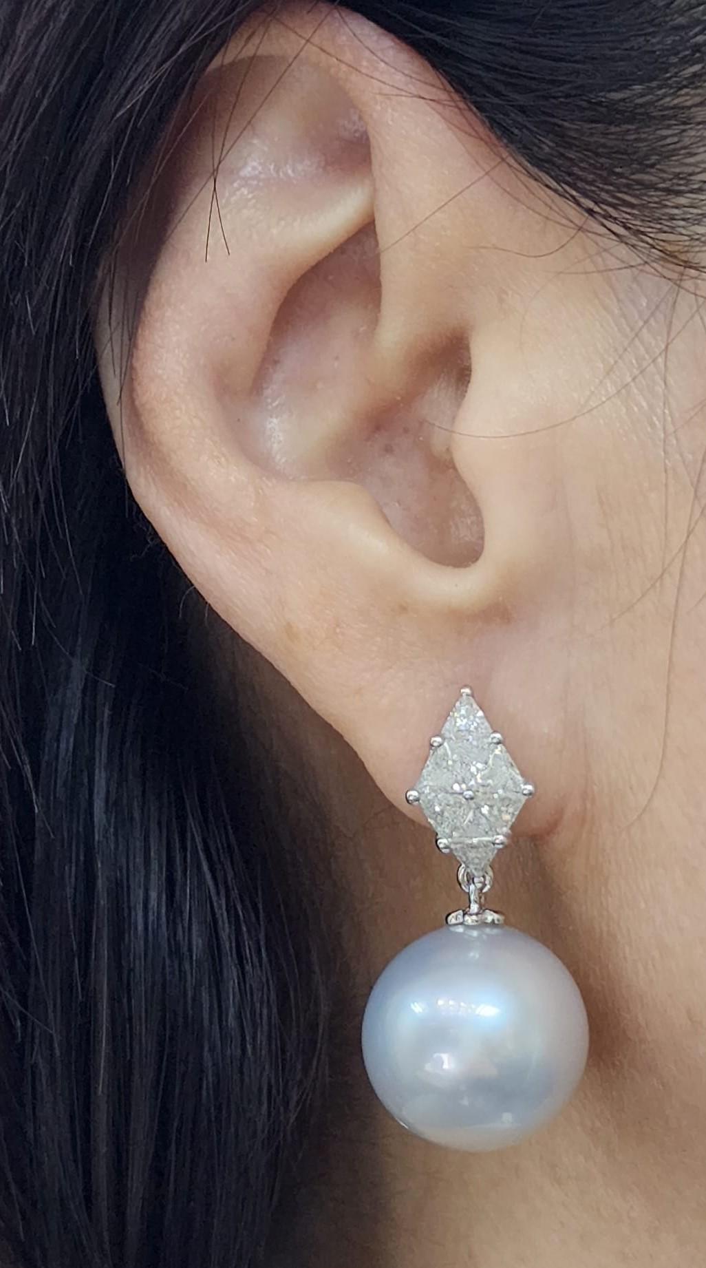 Orecchini con diamanti e perle dei mari del sud di dimensioni impressionanti in oro 18 carati In condizioni Nuovo a Hong Kong, HK